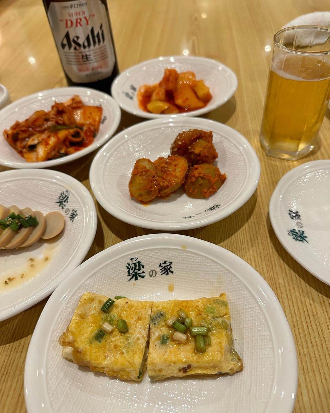村上麻衣さんのインスタグラム写真 - (村上麻衣Instagram)「すっごく大好きな 海鮮純豆腐チゲが食べたくて、こちらへ。  カンジャンセウ🦐 ヤンニョムチキン（いつも上手く言えない） 食べたいものがありすぎて お腹限界まで食べました☺️✨  わたし、韓ドラ（始まりは「愛の不時着」）にハマって以来 純豆腐チゲが好きすぎて、 3日に1ぺんはお昼に自分で作って食べてるほど🤍 美味しいですよね。  ちなみによく「韓国女優の誰かっぽい顔」と言われます‥。笑  . . あっという間に4月ですね！ コメントで初めて知りました😂 風邪でずーっと寝込んでいたので、私はこの1週間が「無」です。 明日は、久々に外に出ようかと思います。 一気に春になってそう‥🌸笑  #韓国料理 #純豆腐 #韓国料理大好き #新大久保グルメ」4月1日 14時38分 - maimaisue