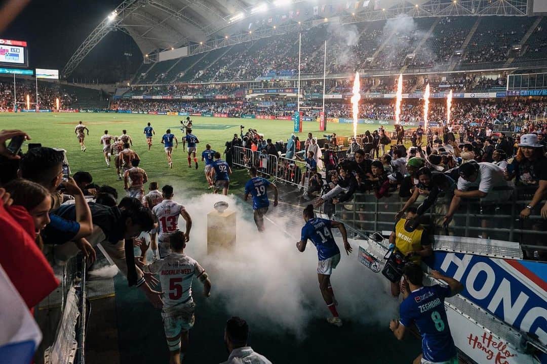 Discover Hong Kongのインスタグラム：「[Hong Kong Sevens live updates] The Hong Kong Sevens 🏈 has kicked off yesterday! For the first time ever, 👨🏻Men’s and 👩🏻women’s competitions will run simultaneously, so don’t miss the exciting games⚡️!  Get pumped up for the action-packed line-up — from the breathtaking opening ceremony 🕺🏻to the exhilarating matches between the 28 teams — and make sure to dress up for the rugby atmosphere👯‍♀️. The mega event takes place over three days at the Hong Kong Stadium, see you there🥳!  【香港國際七人欖球賽即時睇！】 香港國際七人欖球賽尋日開鑼啦🏈！今年破天荒新增👩🏻女子七人欖球賽事，絕對唔可以錯過！  除咗見證28支球隊一較高下，開幕表演同樣精采，仲有唔少觀眾盛裝出席👯‍♀️，扮鬼扮馬感受欖球狂熱！一連三日，香港大球場見🥳！  @hksevens  #rugbysevens #hongkongsevens #discoverhongkong #hellohongkong」