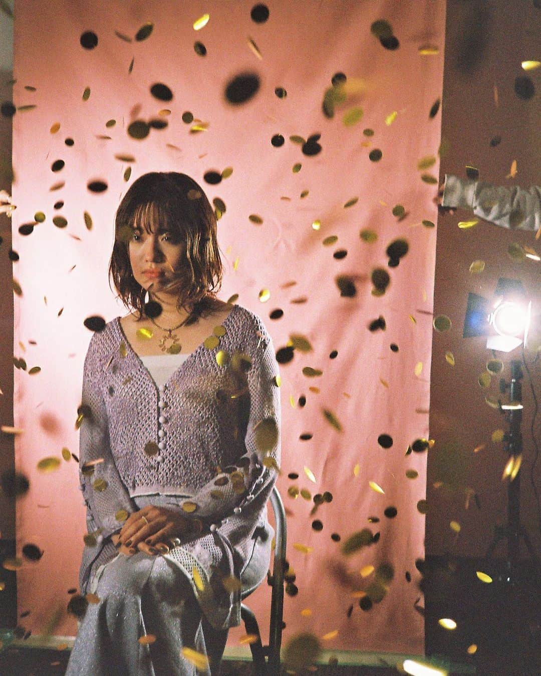 みこのインスタグラム：「今日はSHE IS SUMMERのお誕生日🎂🌿  エイプリルフールに生まれたんですよね。発表のツイキャスをした日が懐かしい！  よかったら今日は一緒にSISをぜひ聞いてください😌🤍  いつか終わっていくその日のために、一瞬を捧げよう…🌿」