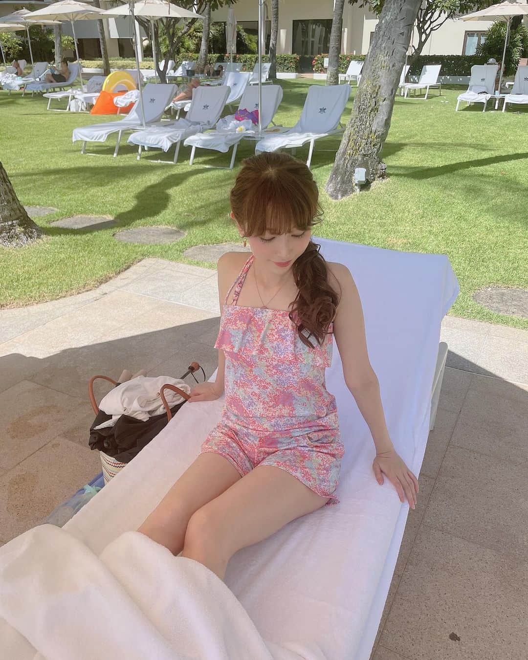 下薗なおこのインスタグラム：「🌺🌺🌺  大好きなハレクラニ  沖縄も良いけれどやはりハワイが1番好き  👙の上にもう一枚着れる水着が毎度とても便利で👌もう10年は着てる😲  どこで買ったものなのか思い出せないのが残念🥲  紫外線対策はサンバリア100☀️  ハワイいつでも行きたい🌺  #サンバリア100  #サンバリア　 #ハワイ #ハレクラニ #Hawaii #honolulu  #honoluluhawaii #ポニーテール  #紫外線対策 #休日の過ごし方  #海外旅行 #旅行好き」