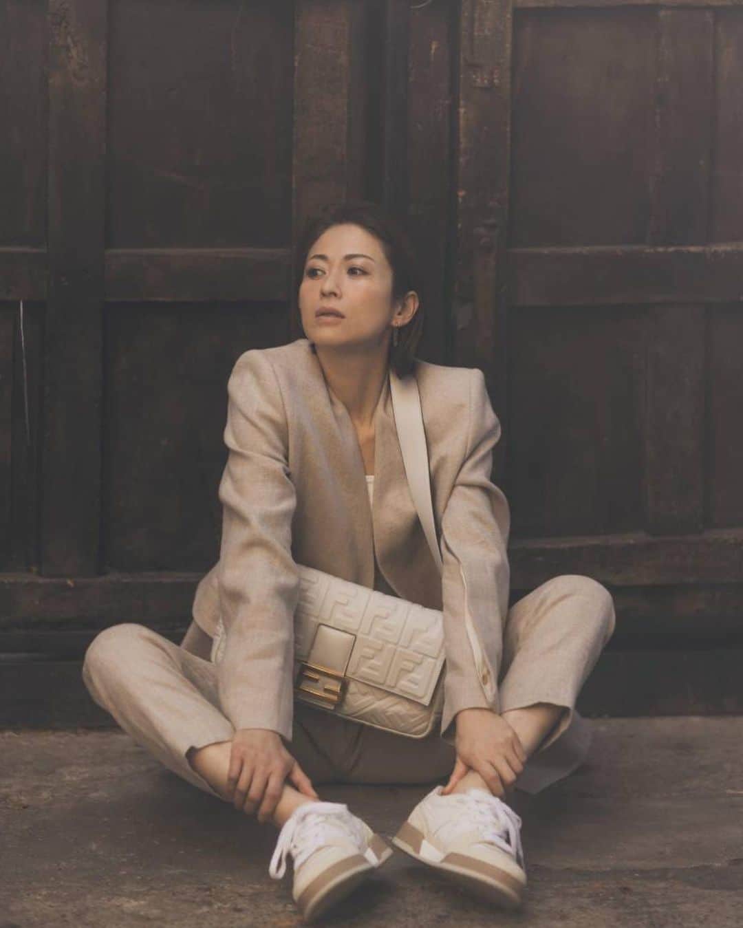 畑野ひろ子のインスタグラム：「@classy_mag_insta  5月号 "歴史あるバッグこそずっと愛せる"  CLASSYに出るのは何年ぶりだったんだろう☺️ とても楽しい撮影でした📷  フォトグラファー　水野美隆 ヘアメーク　森ユキオ スタイリスト　斉藤美恵 編集　小林麻衣子  ライター　坂本結香」