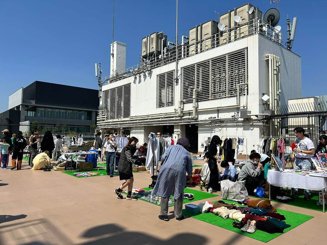 吉祥寺PARCOのインスタグラム：「˗ˋEvent ˊ˗ 屋上で「ミートピポピポ」開催！ アートを通して「人と出逢う/ meet people people」する場所。 約80組の若手アーティストやクリエイターがジャンルを問わず一堂に集いました。 それぞれのイチオシの作品を販売。 どのブースも個性豊かです！ぜひ屋上まで足を運んでみて。  4/1（土）、4/2（日）12:00-17:00 屋上 @meetpeoplepeople  #吉祥寺PARCO #吉祥寺パルコ #吉祥寺さんぽ #吉祥寺イベント #ミートピポピポ #meetpeoplepeople #ミトピポ」