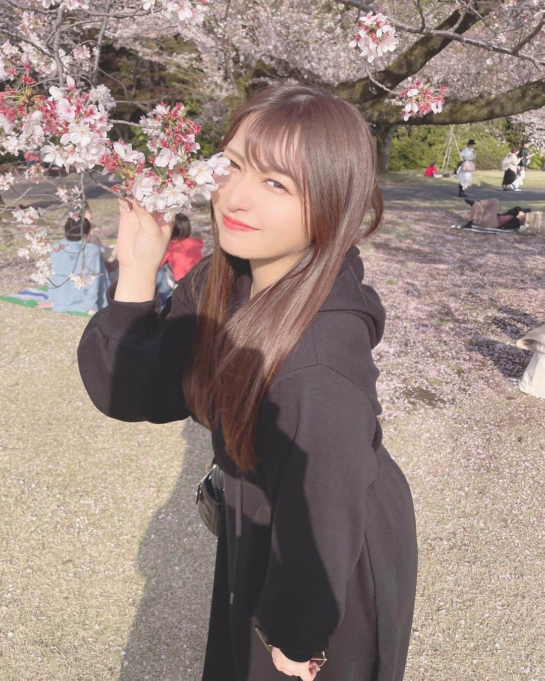 太田里織菜のインスタグラム：「. . お花見したよ🌸 . . #お花見 #桜 #新宿御苑」