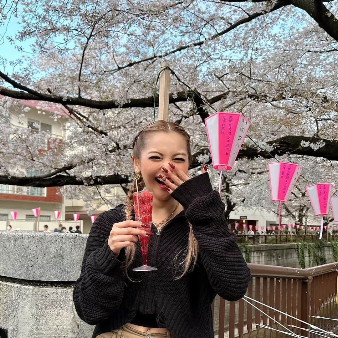 ゆきぽよさんのインスタグラム写真 - (ゆきぽよInstagram)「いちごのシャンパンよりハイボールが好きです。  花よりハイボ❤️❤️❤️(笑) 嘘です勝たんしか桜。  トップスはこの間展示会でゲトった @envym_official のです使いやすい🫶🏾  #目黒川桜まつり」4月1日 15時08分 - poyo_ngy