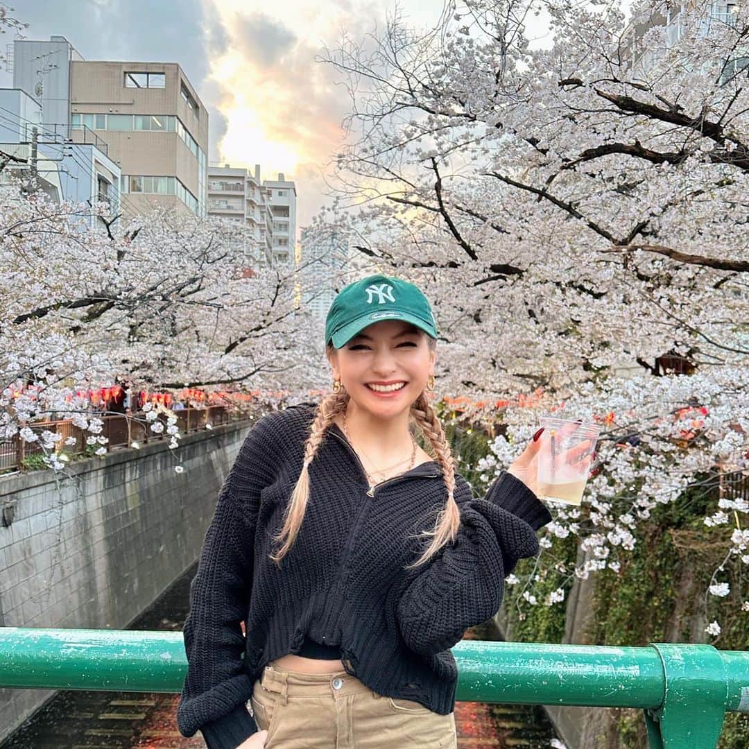 ゆきぽよさんのインスタグラム写真 - (ゆきぽよInstagram)「いちごのシャンパンよりハイボールが好きです。  花よりハイボ❤️❤️❤️(笑) 嘘です勝たんしか桜。  トップスはこの間展示会でゲトった @envym_official のです使いやすい🫶🏾  #目黒川桜まつり」4月1日 15時08分 - poyo_ngy