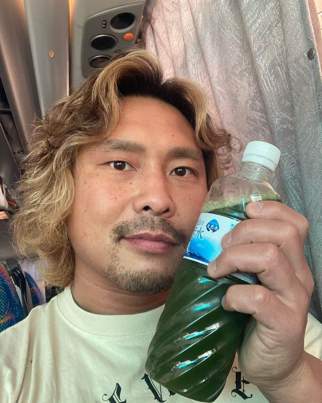 中嶋勝彦のインスタグラム：「最近のお気に入り🍵 朝飲むのがルーティン  巡業中は水に溶かして👍  #すみ茶 #有機抹茶 #鎌倉珪竹炭 #デトックス #免疫力 #FALオフィス  https://faloffice.net/sumicha」