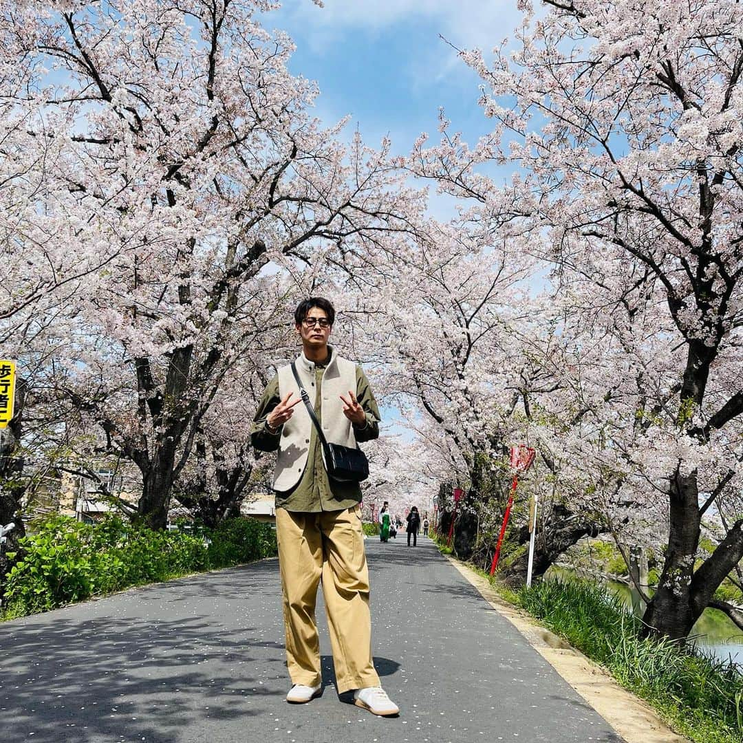 永露元稀さんのインスタグラム写真 - (永露元稀Instagram)「. 4月スタート🌸 新年度ってことで新しいスタートが多いけど楽しもう✌️ 僕は色んな挑戦していきたいと思います🤙 写真はどんどん近寄ってくるから気をつけて🫣 . @nest_robe_confect のベスト超可愛くない？？ お気に入り😚 ここのブランド、色合いとかデザインとか むっちゃ好みなんやけど、サイズがないことがあるけん… そこは仕方ないってことで😭 . #墨俣一夜城  #桜  . #tomford  #bottegaveneta  #nestrobeconfect  #stein  #traditionalweatherwear  #maisonmargiela  #おしゃれさんと繋がりたい」4月1日 15時08分 - motokn68