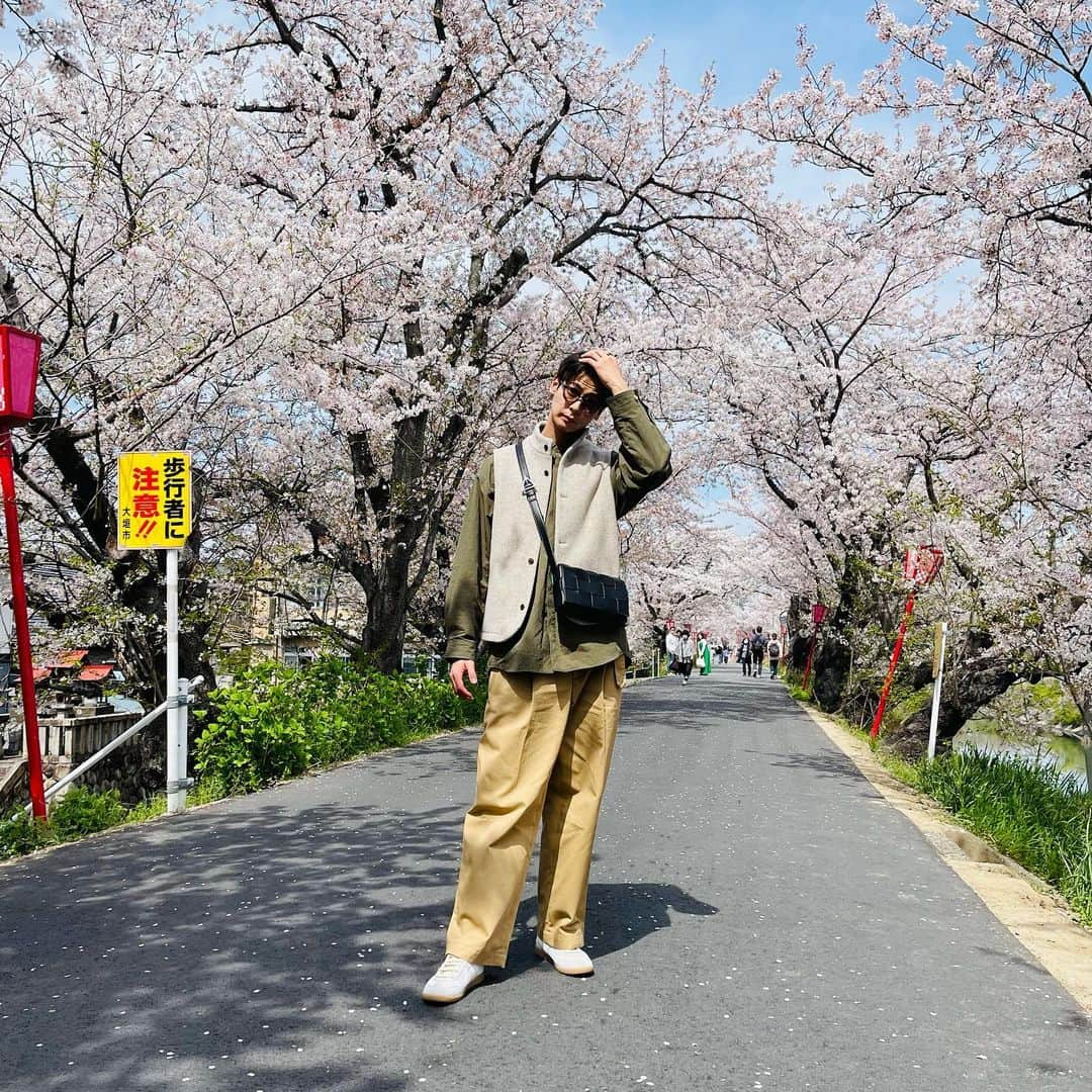 永露元稀さんのインスタグラム写真 - (永露元稀Instagram)「. 4月スタート🌸 新年度ってことで新しいスタートが多いけど楽しもう✌️ 僕は色んな挑戦していきたいと思います🤙 写真はどんどん近寄ってくるから気をつけて🫣 . @nest_robe_confect のベスト超可愛くない？？ お気に入り😚 ここのブランド、色合いとかデザインとか むっちゃ好みなんやけど、サイズがないことがあるけん… そこは仕方ないってことで😭 . #墨俣一夜城  #桜  . #tomford  #bottegaveneta  #nestrobeconfect  #stein  #traditionalweatherwear  #maisonmargiela  #おしゃれさんと繋がりたい」4月1日 15時08分 - motokn68