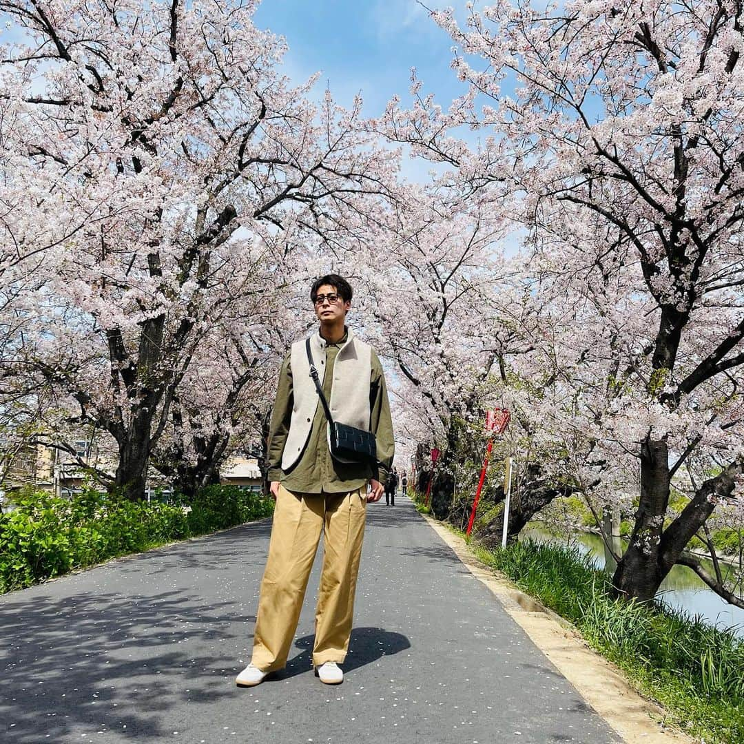 永露元稀さんのインスタグラム写真 - (永露元稀Instagram)「. 4月スタート🌸 新年度ってことで新しいスタートが多いけど楽しもう✌️ 僕は色んな挑戦していきたいと思います🤙 写真はどんどん近寄ってくるから気をつけて🫣 . @nest_robe_confect のベスト超可愛くない？？ お気に入り😚 ここのブランド、色合いとかデザインとか むっちゃ好みなんやけど、サイズがないことがあるけん… そこは仕方ないってことで😭 . #墨俣一夜城  #桜  . #tomford  #bottegaveneta  #nestrobeconfect  #stein  #traditionalweatherwear  #maisonmargiela  #おしゃれさんと繋がりたい」4月1日 15時08分 - motokn68