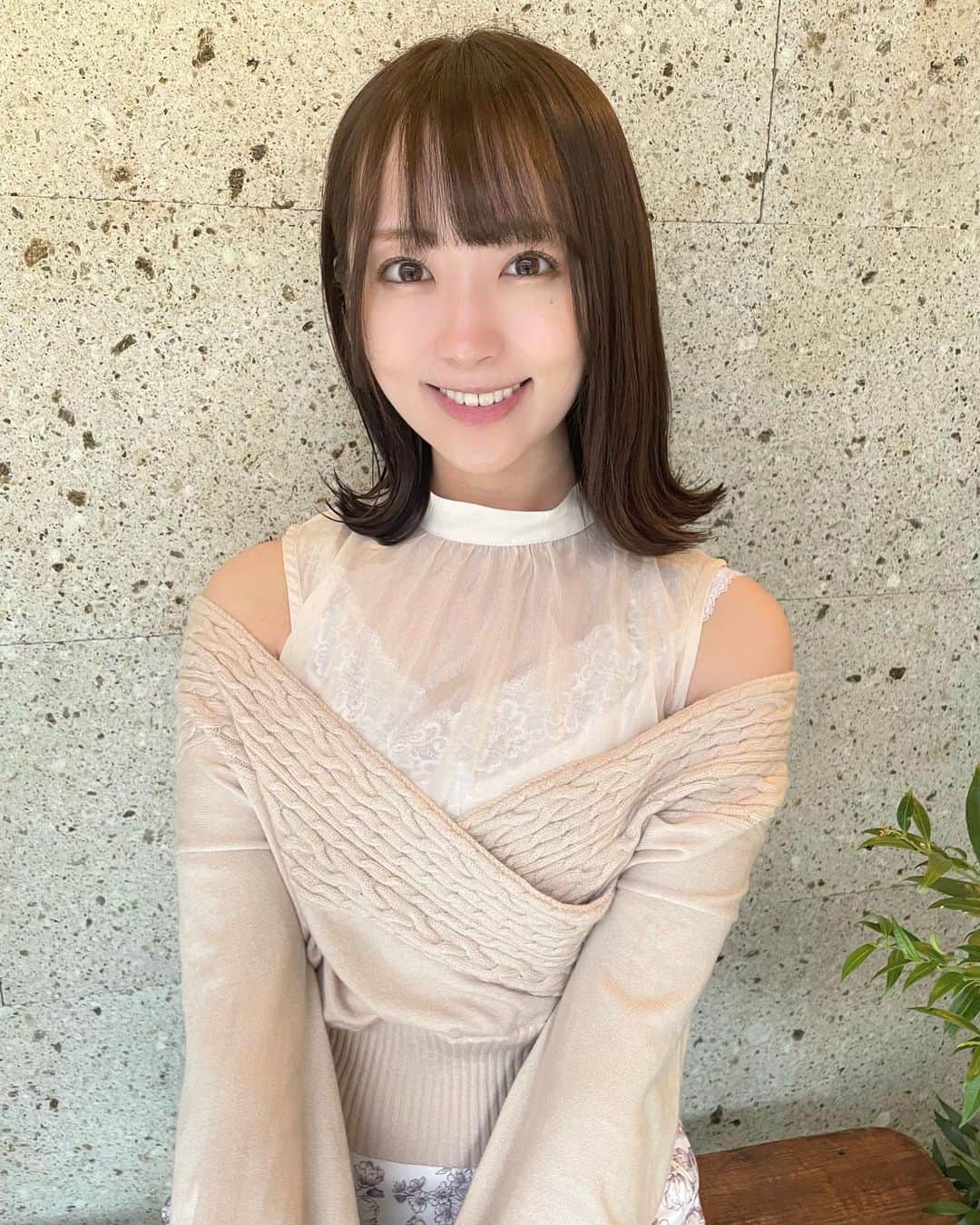 小島まゆみのインスタグラム：「髪切りました💇‍♀️💇‍♀️  20cm以上のビフォーアフター、本人が一番びっくりしております…笑  こんなにバッサリ切るのは物心ついてから初めて！！  記念に(?)自分でハサミを入れさせてもらいました✂️  新しいわたしも愛してください✨  #japanesegirl #japaneseidol #instagood #自拍 #模特 #偶像 #正妹 #日本的偶像 #小島まゆみ」