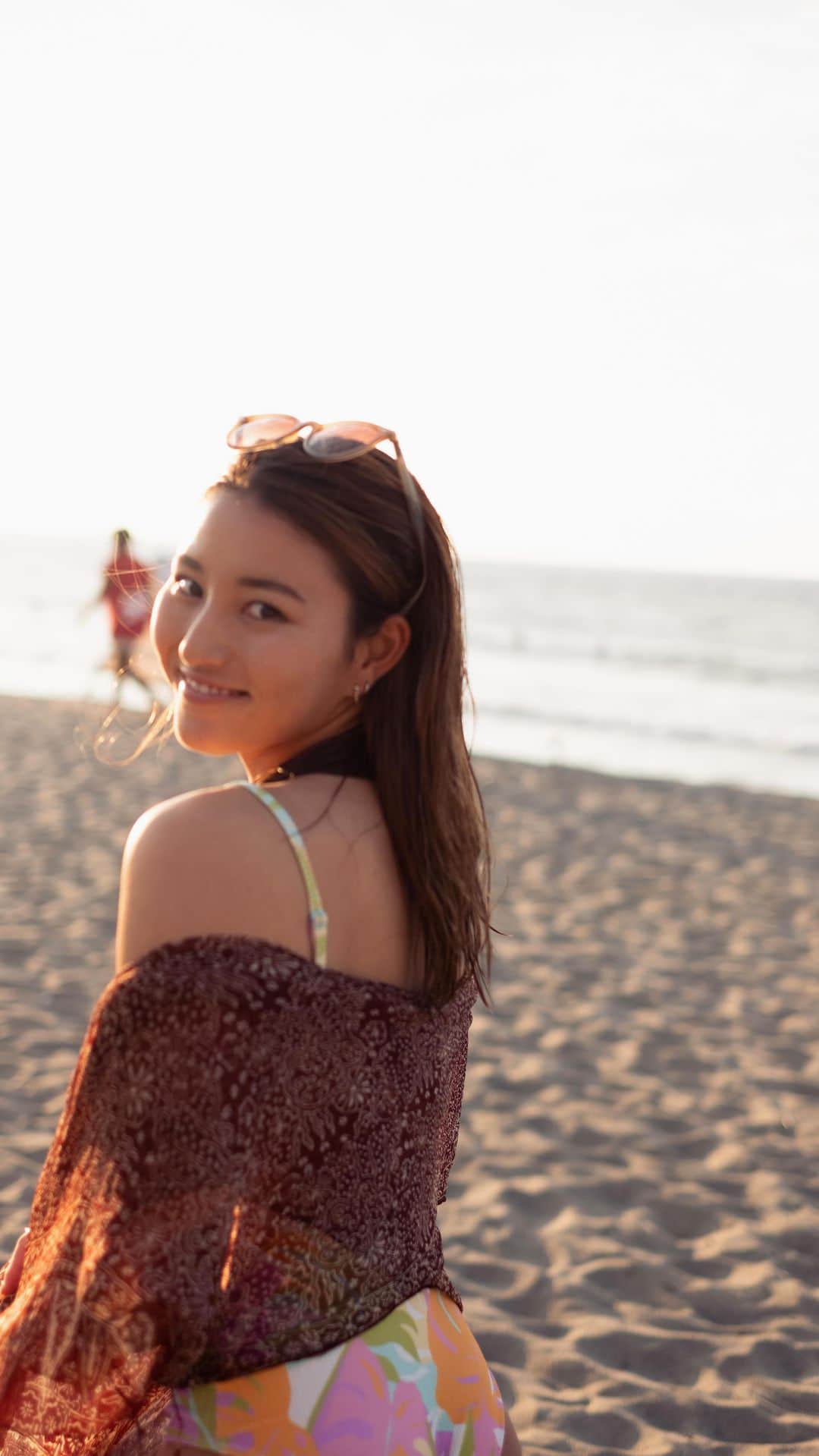 松田詩野のインスタグラム：「Hello April🌷🍧🦢🎀🍵  📹 @kaikiyamanaka   #april #bikini #beach #film #abikinikindalife #surf #surfergirl」