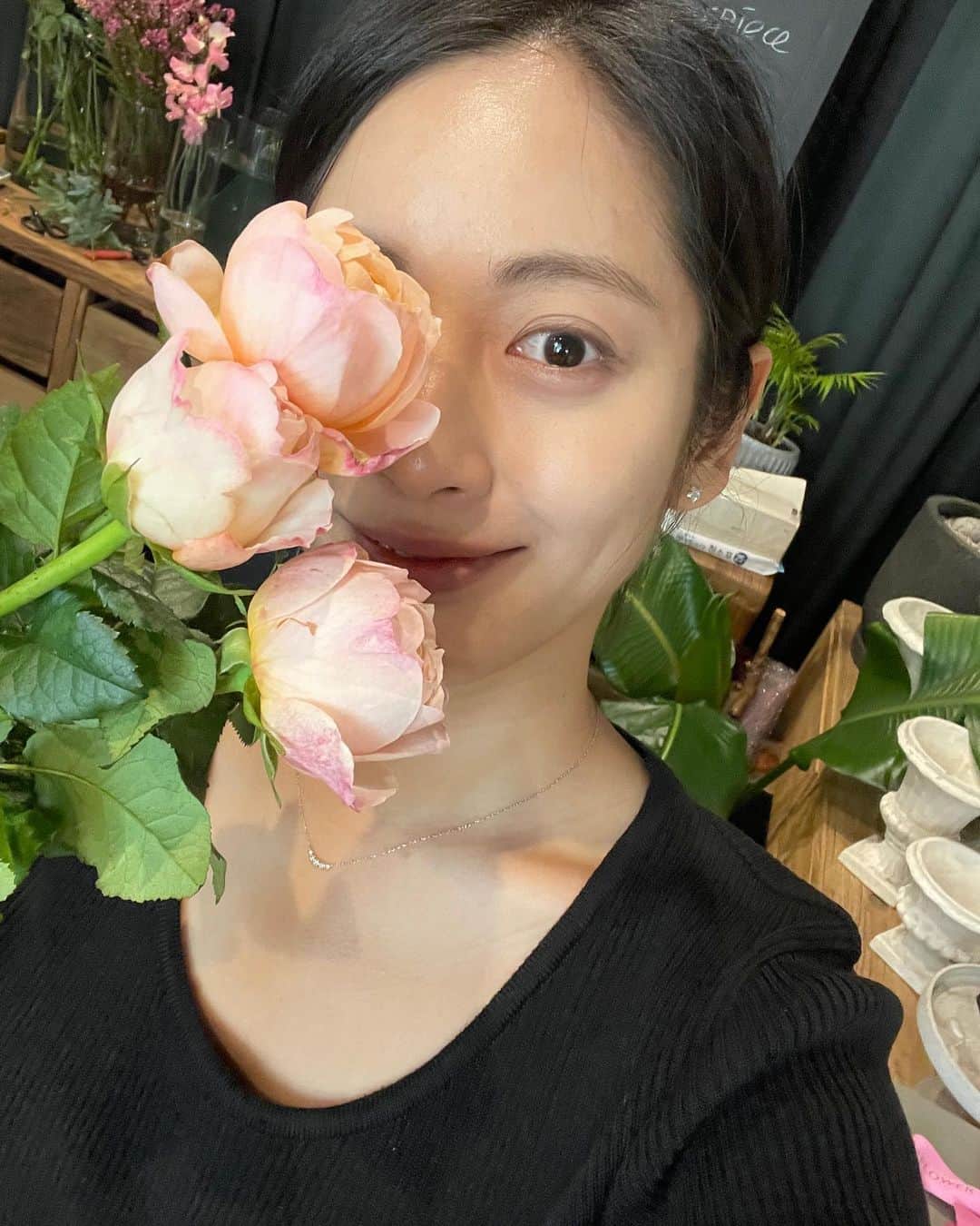 パン・ソヨンさんのインスタグラム写真 - (パン・ソヨンInstagram)「🌸 항상 좋았지만 유독 더 예쁘고 사랑스러웠던 이번 꽃들  이런들 어떠하고 저런들 어떠하리 충분히 아름답구나🙆🏻‍♀️❤️  #vinoflower #비노플라워  #플라워클래스 #꽃꽂이 #꽃」4月1日 15時14分 - banso