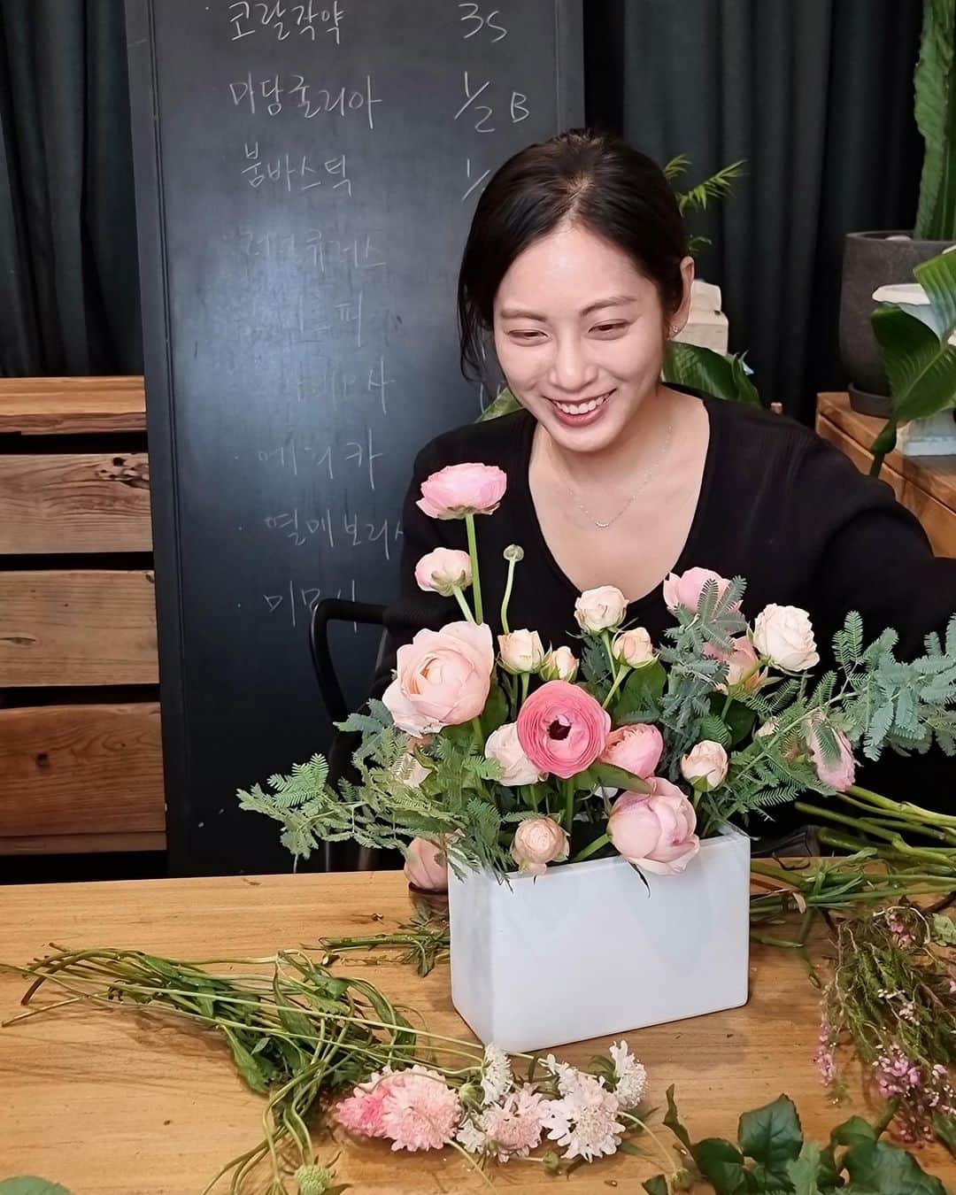 パン・ソヨンさんのインスタグラム写真 - (パン・ソヨンInstagram)「🌸 항상 좋았지만 유독 더 예쁘고 사랑스러웠던 이번 꽃들  이런들 어떠하고 저런들 어떠하리 충분히 아름답구나🙆🏻‍♀️❤️  #vinoflower #비노플라워  #플라워클래스 #꽃꽂이 #꽃」4月1日 15時14分 - banso