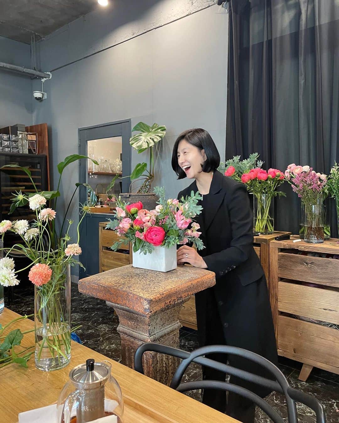 パン・ソヨンさんのインスタグラム写真 - (パン・ソヨンInstagram)「🌸 항상 좋았지만 유독 더 예쁘고 사랑스러웠던 이번 꽃들  이런들 어떠하고 저런들 어떠하리 충분히 아름답구나🙆🏻‍♀️❤️  #vinoflower #비노플라워  #플라워클래스 #꽃꽂이 #꽃」4月1日 15時14分 - banso