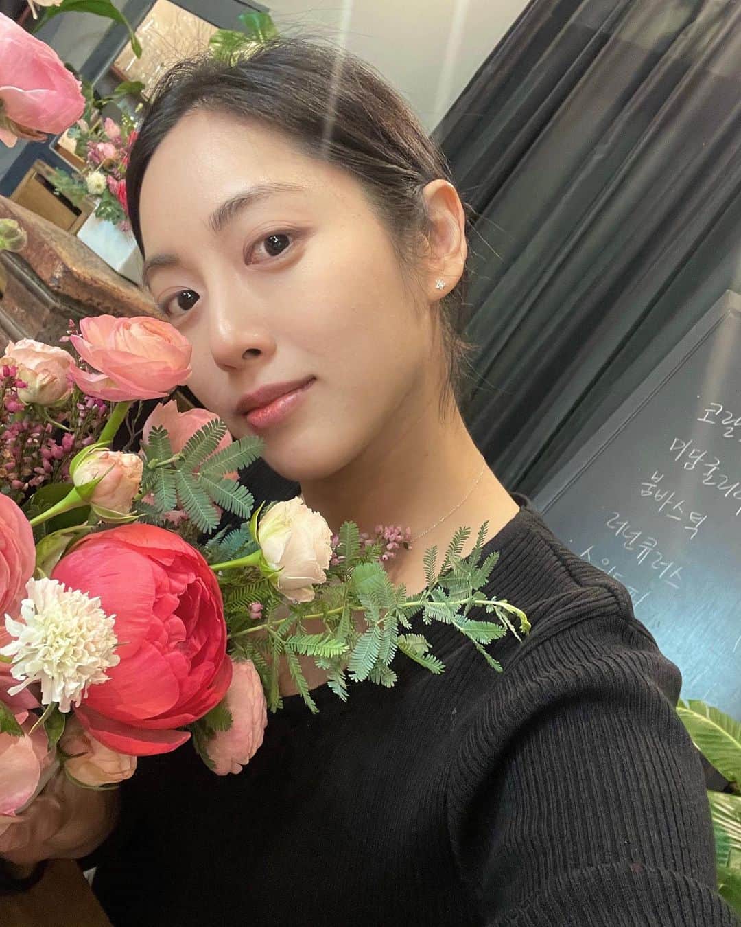 パン・ソヨンさんのインスタグラム写真 - (パン・ソヨンInstagram)「🌸 항상 좋았지만 유독 더 예쁘고 사랑스러웠던 이번 꽃들  이런들 어떠하고 저런들 어떠하리 충분히 아름답구나🙆🏻‍♀️❤️  #vinoflower #비노플라워  #플라워클래스 #꽃꽂이 #꽃」4月1日 15時14分 - banso