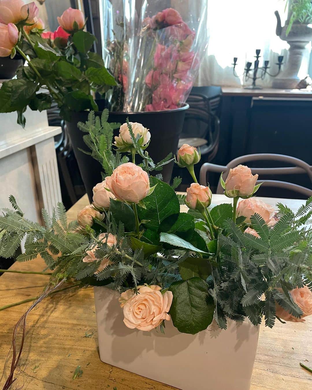 パン・ソヨンさんのインスタグラム写真 - (パン・ソヨンInstagram)「🌸 항상 좋았지만 유독 더 예쁘고 사랑스러웠던 이번 꽃들  이런들 어떠하고 저런들 어떠하리 충분히 아름답구나🙆🏻‍♀️❤️  #vinoflower #비노플라워  #플라워클래스 #꽃꽂이 #꽃」4月1日 15時14分 - banso