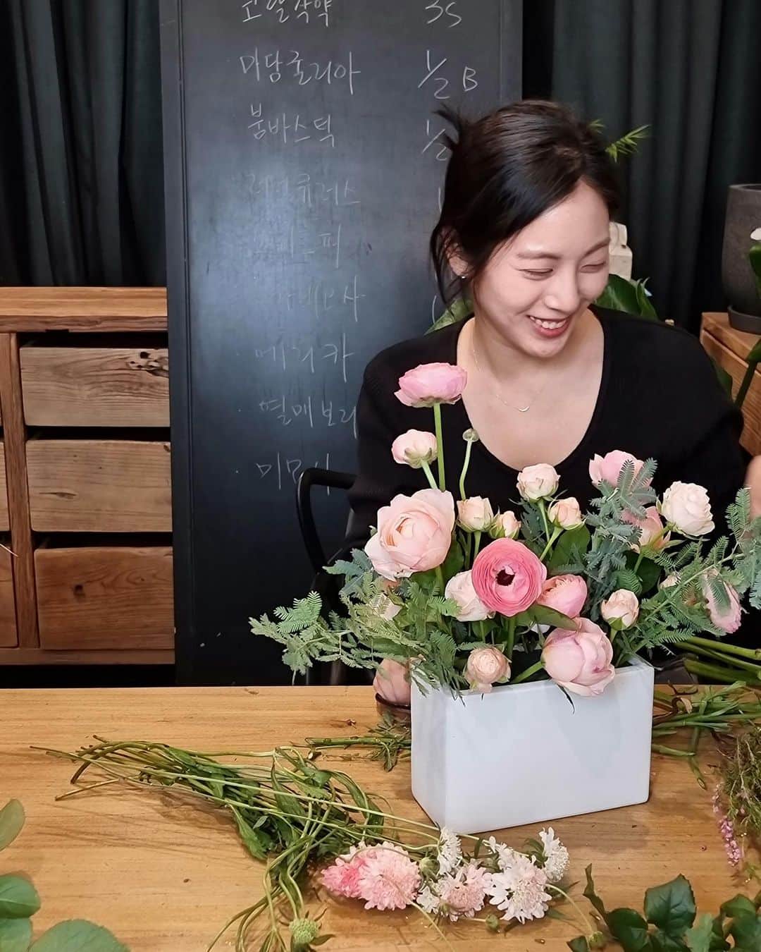パン・ソヨンさんのインスタグラム写真 - (パン・ソヨンInstagram)「🌸 항상 좋았지만 유독 더 예쁘고 사랑스러웠던 이번 꽃들  이런들 어떠하고 저런들 어떠하리 충분히 아름답구나🙆🏻‍♀️❤️  #vinoflower #비노플라워  #플라워클래스 #꽃꽂이 #꽃」4月1日 15時14分 - banso