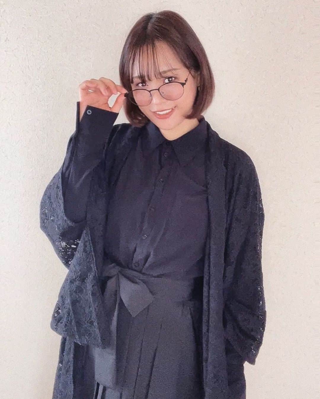 二宮愛のインスタグラム：「#今日の和服  レコーディングだったので動きやすい袴を選びました🖤  ・ @guess ブラックワンピース ・黒の袴 ・総レース道中着  3月最後の日、いつもお世話になったエンジニアさんのお別れ会も兼ねてみんなで久しぶりに乾杯🥰  音楽の話ができるって、やはり本当に楽しくて幸せ！ 良い作品をたくさん作りたい！  #モノトーンのすヽめ #着物好き #着物生活 #着物女子 #着物コーデ #今日の着物 #着物 #kimono #きもの #和装 #着物コーディネート #和服 #japan #アンティーク着物 #👘 #着物コーデ #日本 #キモノ #和 #今日の着物 #モノトーンコーデ #モノトーン #モノトーン着物」