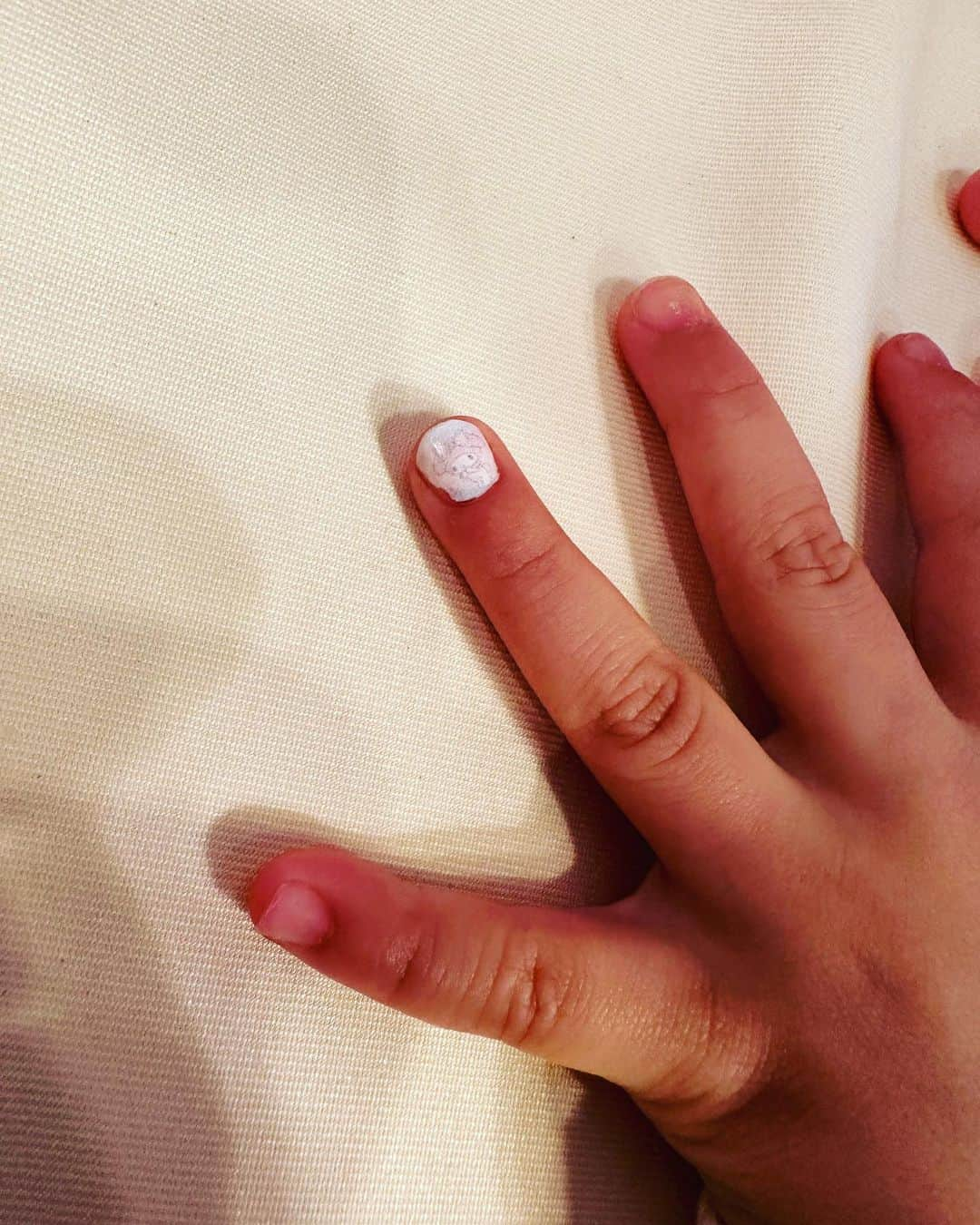 飯田圭織のインスタグラム：「娘初のネイルアート💅 マイメロちゃんのネイルにしました🤍 #マイメロネイル  #マイメロディ  #おしゃれ大好き  #5歳女の子 🤍」