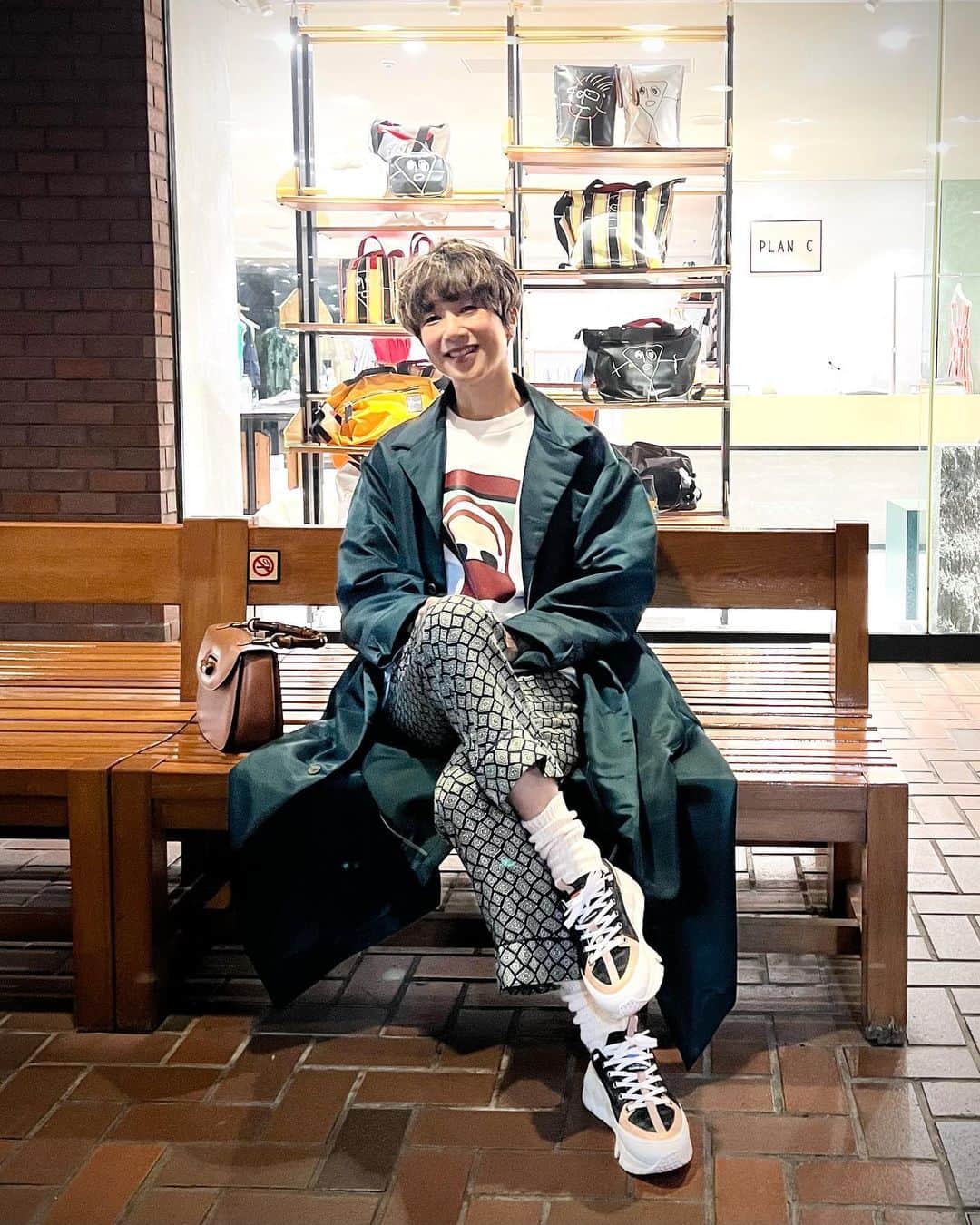 黒田知永子のインスタグラム：「. 昨晩インスタライブを見て下さった皆さま、ありがとうございました😊💛  昨日の私服です☺︎ ちょっと風が気になる時便利なグリーンのコートはseyaのもの👌 最近よく履いているスニーカーはピエールアルディ👟  coat… @seya_voyage  tops… @plan_c_official  pants… @prada  shoes… @pierrehardy」