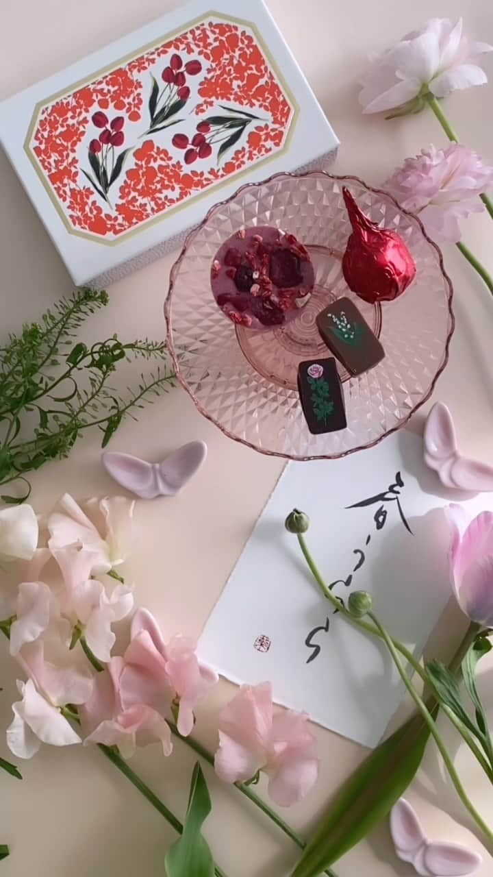 福田淳子のインスタグラム：「Spring has officially come and time for lovely spring sweets.   Special spring design boxes from @rurumarys  makes happy lovely tea time.   春うらら。 @rurumarys の春限定デザインのチョコレートを  Sweets &Styling  @junjunfukuda  Styling & Calligraphy @toufuhayama   #calligraphyart #japanesecalligraphy#calligraphystyling#calligraphycordinate ##junkofukuda #ルルメリーチョコレート #rurumarys  #japanesetraditionalsweets  #sakuramochi #japaneserecipe」