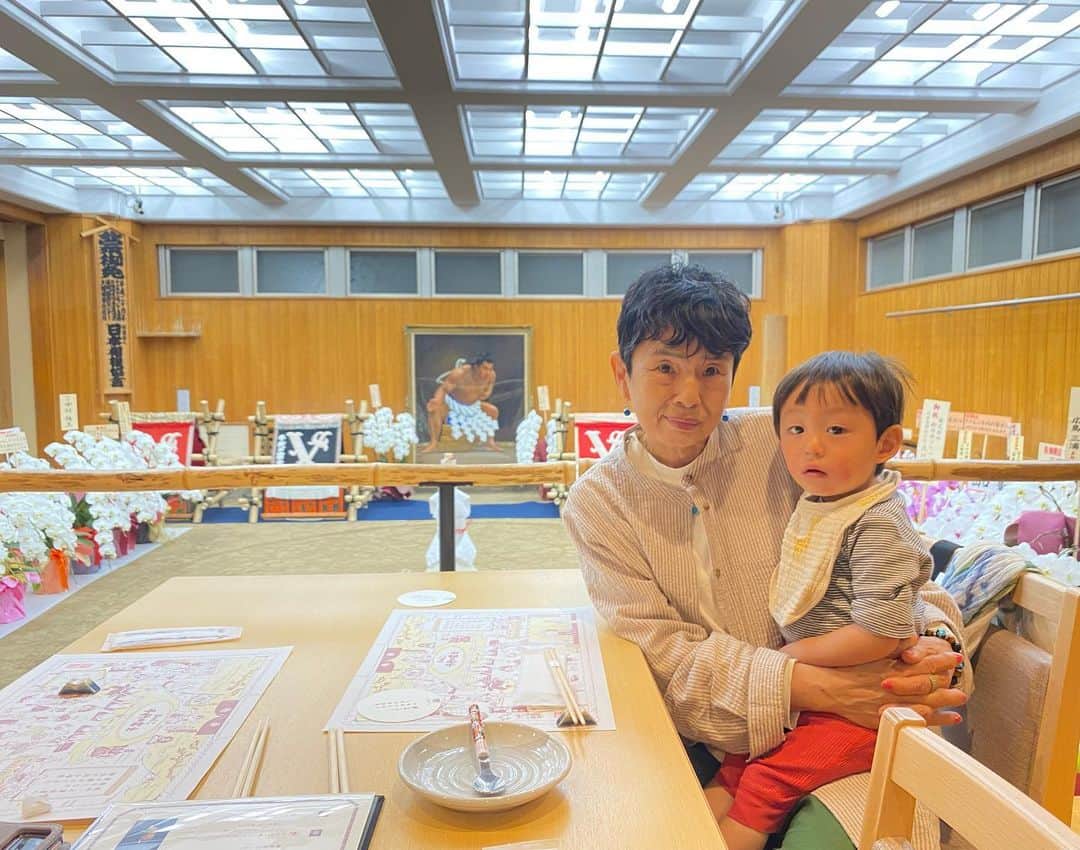 YOPPYのインスタグラム：「. 2月にオープンした 人気レストラン “ ちゃんこ　千代の富士　“  あたしの大切過ぎるこの方 おかん様とお邪魔してきました  もちろん スープ全部飲みコース で頂きました  ボリュームもあるから 最後のちゃんぽん麺を さらえなかった　胃袋  まだまだだなと言われてる様でした  秋元ファミリー　のちゃんこ屋さんは すでに世界一になってるわけでした  #ちゃんこ千代の富士 @uakimoto  @go_akimoto  @akimoto_kozue  @chiyonofuji_chanko」