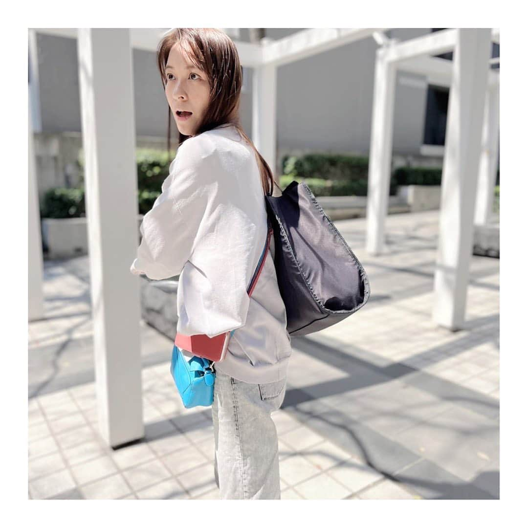 青木裕子のインスタグラム：「#anysis コラボのフリルブラウスとカーディガンでカジュアルなコーデに。 今日はこれでちょうど良い気温ですね〜🌞  そして習い事待ち中に、 私は急ぎ原稿仕事でした💻  気づけば4月！！ やらなきゃいけないことが山盛りです💦 パソコン、ノート、全部入るバッグもありがたい😊  #yukoaoki_anysis」