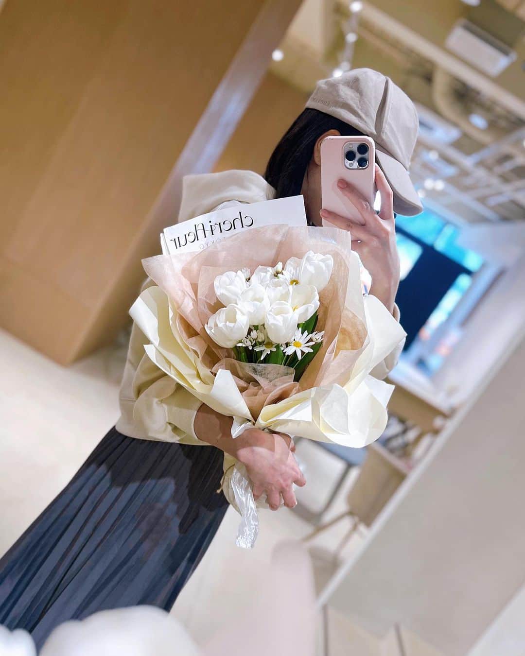 佐倉知里さんのインスタグラム写真 - (佐倉知里Instagram)「ℂ𝕙é𝕣𝕚 𝕗𝕝𝕖𝕦𝕣 𓂃◌𓈒𓏲𓆸  友人と生花のブランドを立ち上げました♥ フランス語で  𑁍 Chéri 愛する人  愛おしい人 ／fleur 花 𑁍　  大好きな人、大切な人、愛する人に送りたい。 貰った人が思わず、かわいい！！と心ときめく そんな愛がいっぱいのブーケをを束ねて、 幸せを運ぶお手伝いが出来たらいいなと思ってます🕊‎𓇬𓂂𓈒𓏸︎︎︎︎  @cherifleur_  𝒸𝑜𝑜𝓂𝒾𝓃𝑔 𝓈𝑜𝑜𝓃...🌼*･        #nfd1級#お花屋さん     #花束#ブーケ#韓国ブーケ#韓国風ブーケ#誕生日プレゼント#ブーケプレゼント#花束プレゼント#花束包装#花束💐#韓式花束」4月1日 15時26分 - chisa_tiara