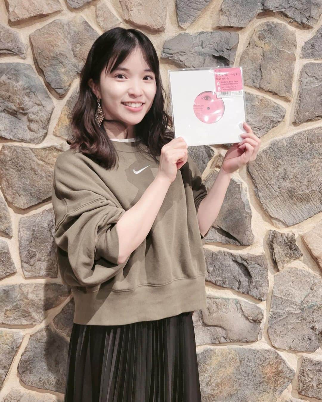 仮谷せいらのインスタグラム：「矢舟テツロートリオと仮谷せいらの リミックス7インチが リリースになりました🎉🎉💖  前回リリースの7インチは なんと！完売だったそうで🙇‍♀️ｱﾘｶﾞﾄｳ… リミックス版も是非！ ゲットしていただければ嬉しいです💓  『Smile In Your Face - CUNIMONDO Remix /  あたしのロリポップ - Auto&mst Remix  (7インチシングルレコード)』  クニモンド瀧口(流線形) さん、 Auto&mstさん、ありがとうございます✨💿  ジャケットは前回の ちょいセクチー仮谷(笑)の 目と口がどどーんとUPになってます👀👄」
