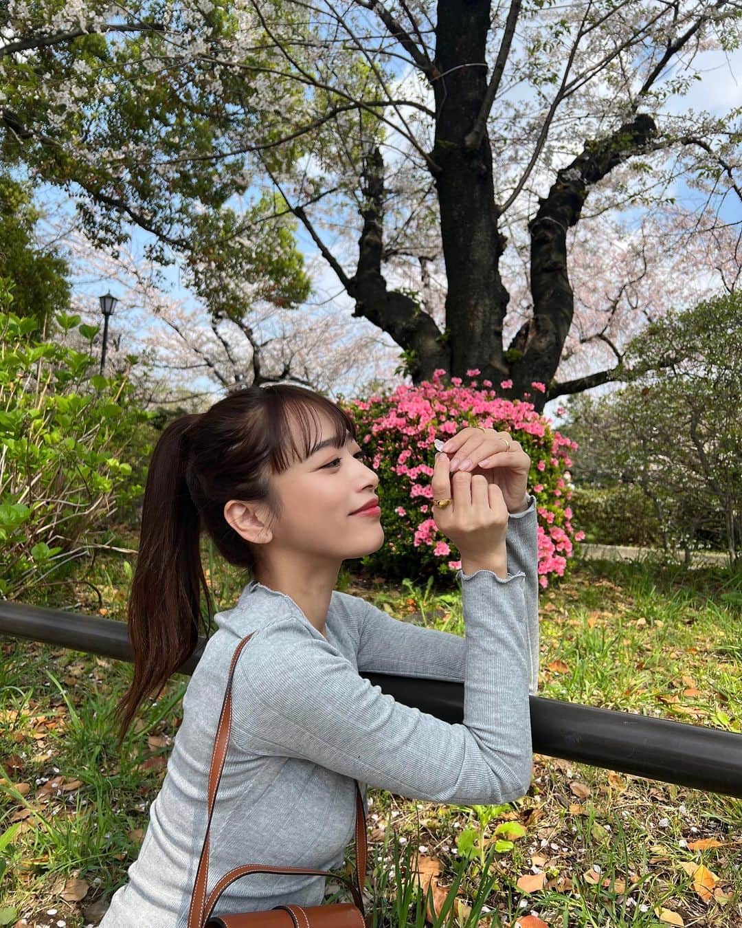 近藤千尋のインスタグラム：「🌸🫶🏻 お花見日和だねぇ💕 お仕事おわりにマネージャーさんと ちょっと桜見れて幸せ🫶🏻 もう葉桜になってる部分もあったけど 空気も最高でした✨✨  指輪娘2人の名前、T Mを入れてもらった @graey_official 💓  ハートの指輪は 大好きで愛用しまくり @sadamayumi  さんのブランド @enasoluna_official 🤍🤍」