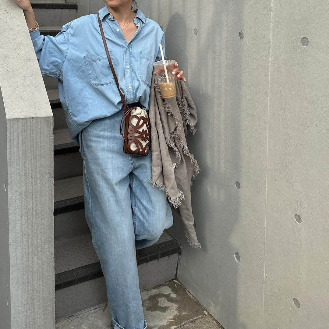 yuさんのインスタグラム写真 - (yuInstagram)「・ ・ @yanuk_official  JOAN ・ 今季の新シルエットでルーズストレートシルエットのJOAN👖 腰回りにゆとりがあるデザインでルーズ感がかわいい🫶🏻 ただダボダボじゃなくて足のシルエットがキレイにみえるよ◡̈ 最初から履き馴染んだような柔らかさも🙆‍♀️ ・ yanuk20周年キャンペーン YANUK公式LINE登録で￥2,000オフのクーポンを配布中 4/1-4/30期間限定だって🙌🏻  ・ ・ #coordinate#ootd##YANUK #denim#denimondenim#👖 #ヤヌーク#ヤヌークデニム #デニムコーデ#大人カジュアル #デニデニ#低身長コーデ #骨格ストレート#春コーデ」4月1日 15時36分 - yu.rm