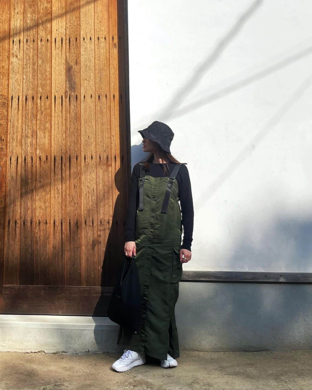 のインスタグラム：「みんなに可愛いと言ってもらえる ワンピ🤍✨  onepiece/ @anogh_official  hat/ @blackbymoussy_official  tops/ @stunninglure  sneakers/ @maisonmargiela × @reebok  bag/ @mm6maisonmargiela   #ootd #fashion #패션 #コーデ #コーディネート #マヤコーデネート #私服 #マヤ服 #低身長コーデ #低身長 #小柄コーデ #ジレ #elura #anogh #ミリタリーコーデ #ミリタリー」