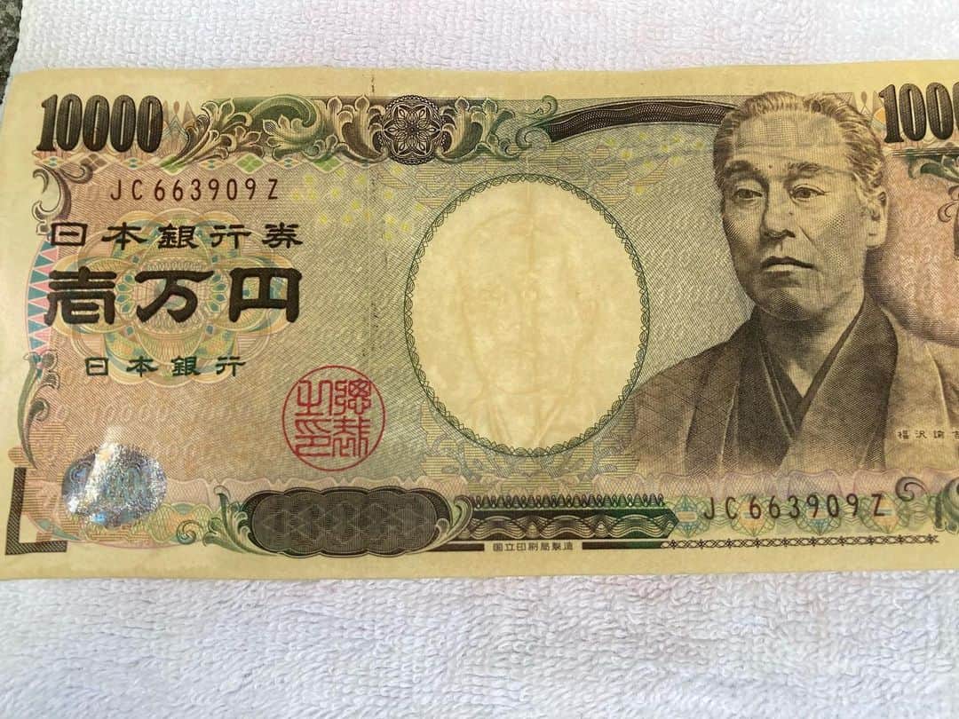 政宗のインスタグラム：「財布の御札整理していたら お？！　これは  手放さないようにしないといけないな」