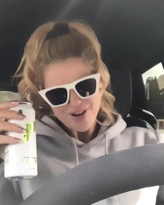 ジェサ・ヒントンのインスタグラム：「Who remembers these bangers?!  Emo/ alternative edition 💥  Trying to find the perfect song to start house hunting this morning. Took me a while cuz these are still so 🔥🔥🔥  @1stphorm energy drink for the dance moves and microphone」