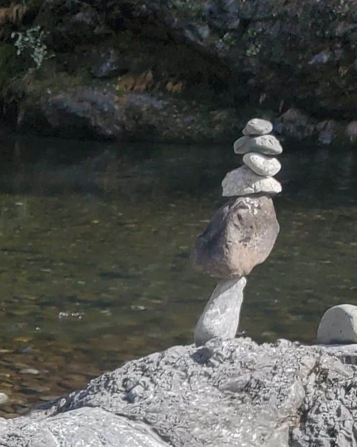 加藤ツバキさんのインスタグラム写真 - (加藤ツバキInstagram)「後ろの石タワー何！？ってコメントがあったので笑 下2つはもともと積んであった石。そこからは私が積んだ石。このあと風で飛ばされてた🤫  動画の最後も石タワーいるよ。だからなんだって感じで見てください🌚」4月1日 6時42分 - katotsuba_desu