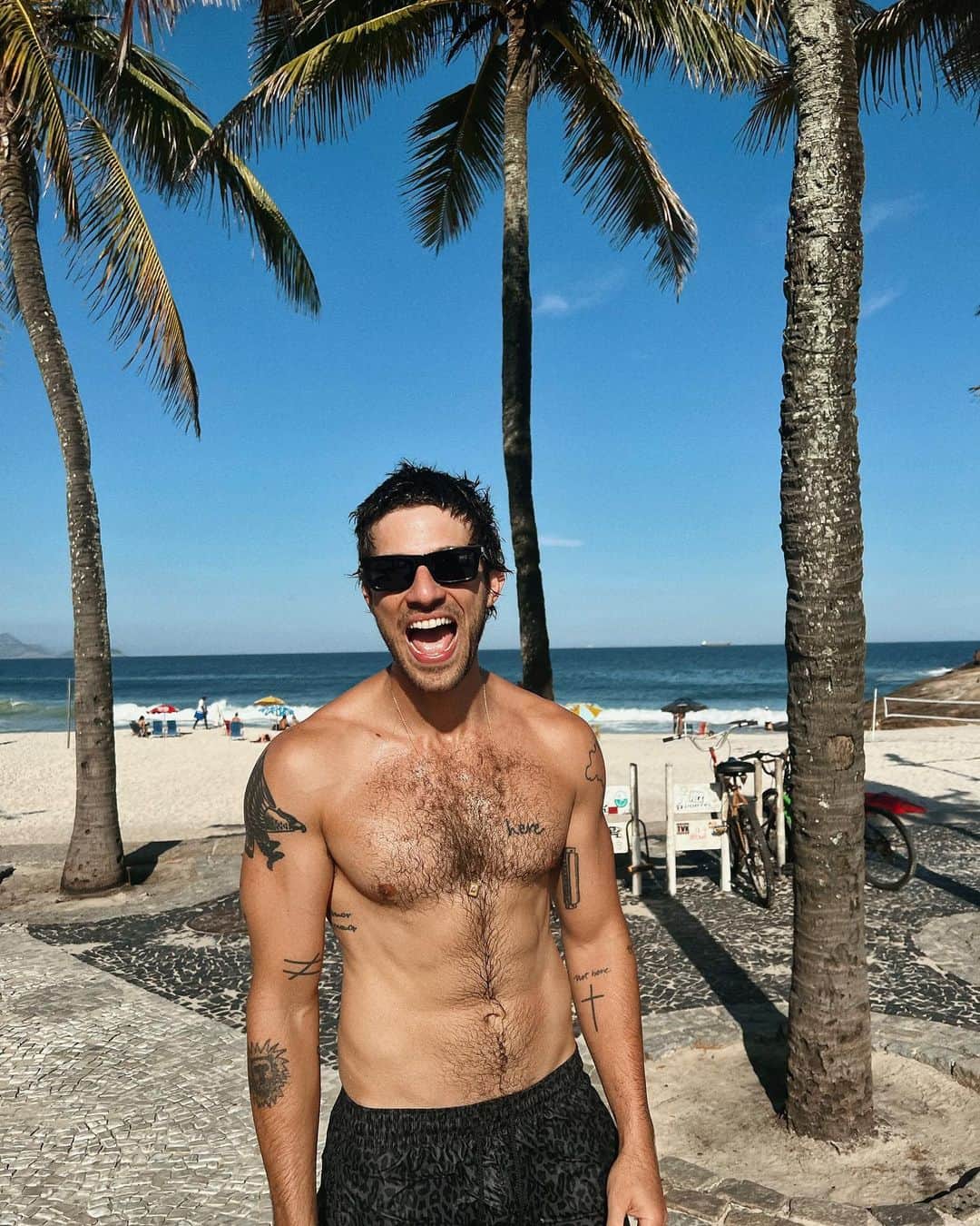 Chay Suedeのインスタグラム：「Do nada, uma folguinha na sexta. O sol apareceu e o Arpoador tava lindo :))」