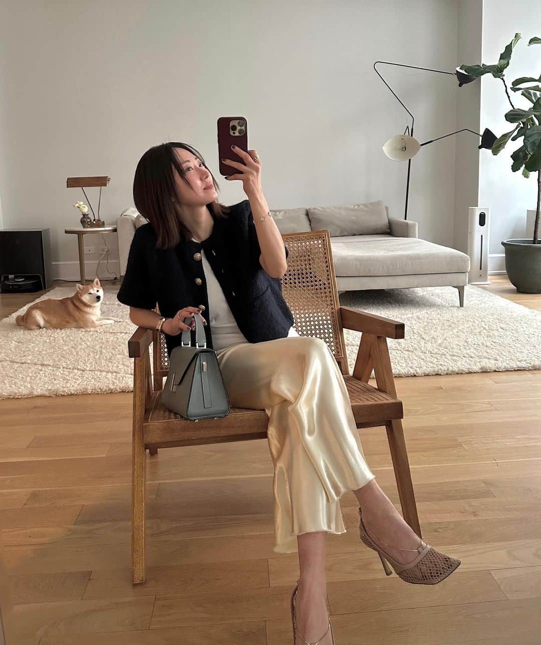 大塚良子さんのインスタグラム写真 - (大塚良子Instagram)「someday outfit  先日のディナーコーデ こないだバタバタ過ぎて写真撮る間もなかったので 今日帰宅してから顔洗って着替えて撮って、 何やってんだろう😂  Cardigan.. @wconcept  Tank.. @toteme  Pants.. @therow @maisontherow  Shoes.. @newbottega」4月1日 6時53分 - ryokokonami