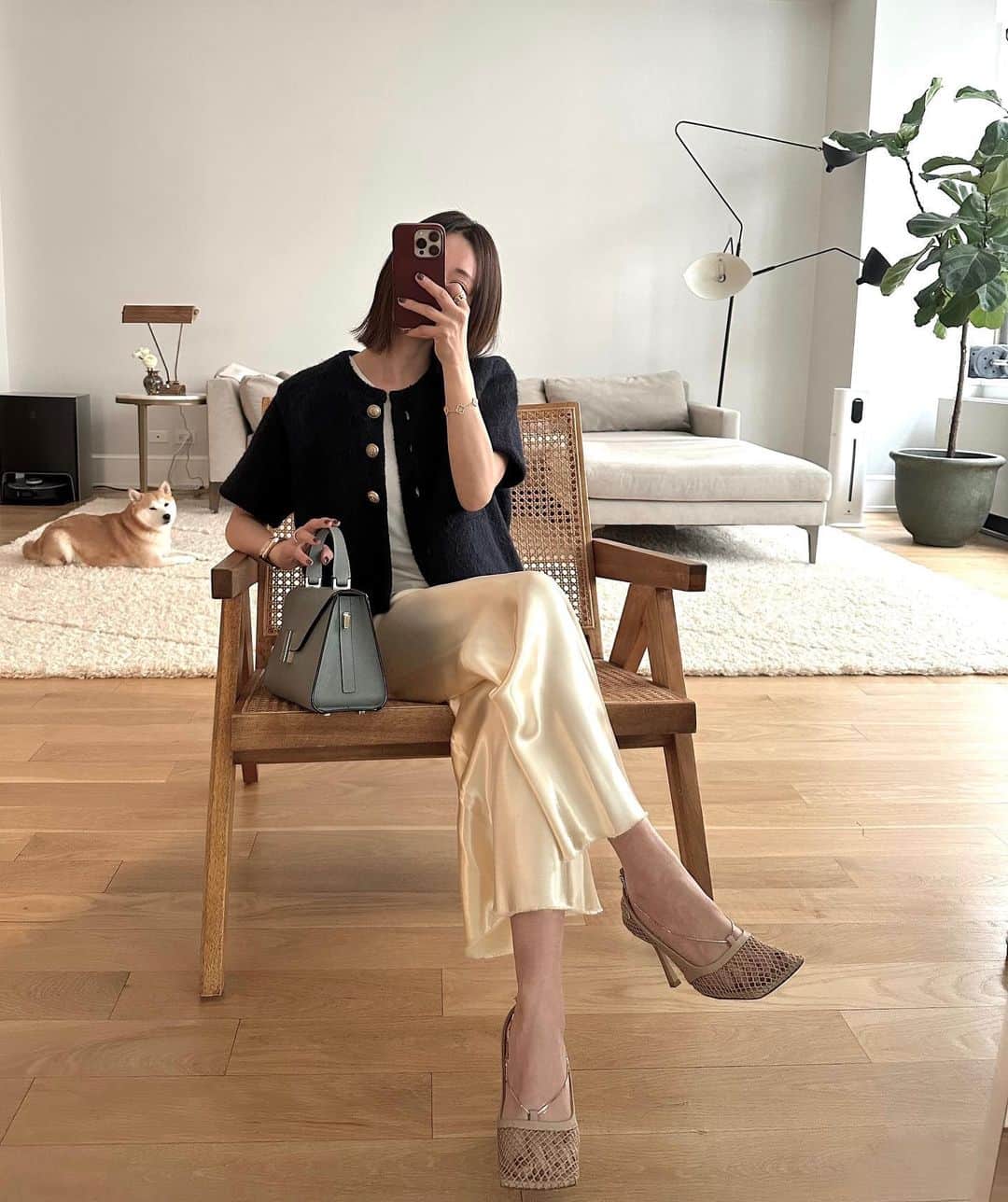 大塚良子のインスタグラム：「someday outfit  先日のディナーコーデ こないだバタバタ過ぎて写真撮る間もなかったので 今日帰宅してから顔洗って着替えて撮って、 何やってんだろう😂  Cardigan.. @wconcept  Tank.. @toteme  Pants.. @therow @maisontherow  Shoes.. @newbottega」