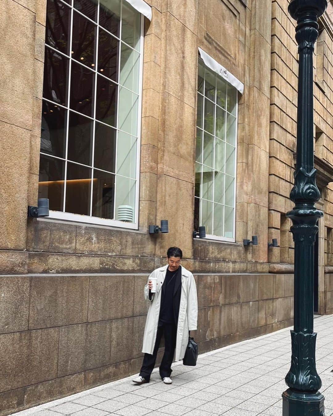 小塚源太のインスタグラム：「年齢とともに 旅支度が身軽になっていく  #スタバはヴェンティ」
