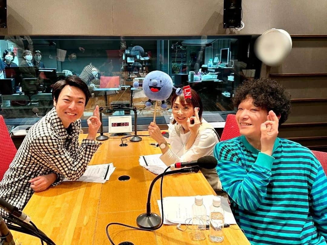 林智美 さんのインスタグラム写真 - (林智美 Instagram)「【🆕お知らせ📻】  4月からABCラジオでスタートする新番組 人生設計ナビpresents 『信濃・もじゃの得する日曜日』で、 アシスタントをさせて頂きます！  吉本新喜劇の信濃岳夫さん、モジャ吉田さんは、 ファイナンシャルプランナーの資格をお持ちで、 お金にまつわることはもちろん、 聞くだけでお得になれる！30分です👏  初回は4月9日で、 毎週日曜日のお昼12:30からです。 初回の収録からよく笑いました🤣笑  楽しい番組になると思います！ 『トクニチ』、 ぜひチェックしてくださいませー！  #ABCラジオ #朝日放送 #人生設計ナビ #得する日曜日 #トクニチ #ファイナンシャルプランナー #吉本新喜劇 #信濃岳夫 さん #もじゃ吉田 さん #ラジオ #radio #ラジオDJ #ラジオパーソナリティー #フリーアナウンサー #リポーター #MC #司会 #イベント #ナレーション #ナレーター #radiko #radikoでもどうぞ」4月1日 6時55分 - h_tomomi_i