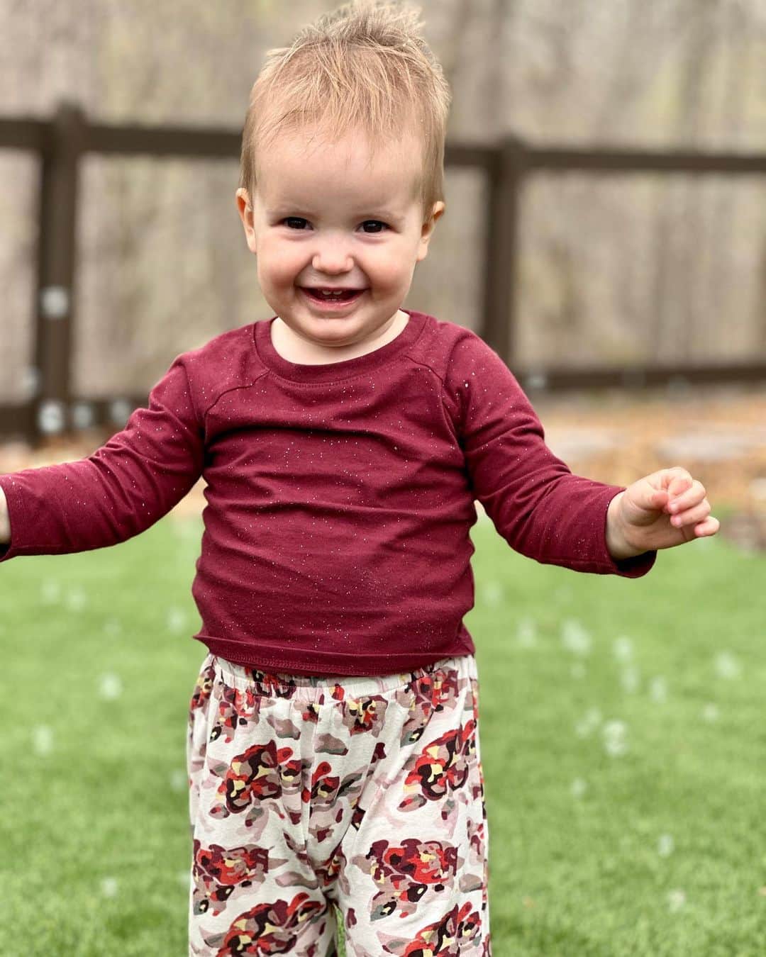 メリッサ・フランクリンのインスタグラム：「If you’re ever looking for something to do, I highly recommend portrait mode and some bubbles🫧🤍 Thank you for the daily reminders to slow down and enjoy the little things Cait Cait.」