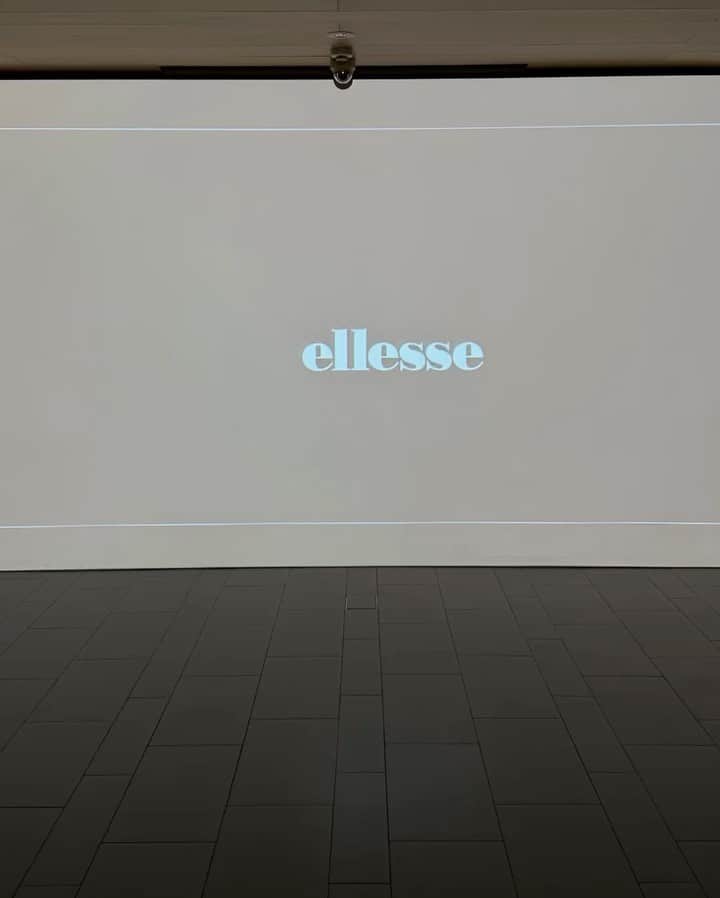 長谷川あやのインスタグラム：「・ 体験型インスタレーションイベント 「ellesse TONE experience」 娘と一緒に遊びに行ってきました👩👧💕 @ellessejapan  ellessejapanといえば テニスウェアのブランドのイメージなのですが 普段の運動にも取り入れたい機能性と くすみカラーとシンプルデザインが揃っていて 気になるアイテムばかり🫶  球技は大好きなのに下手くそな私、、、 👧の方が上手かもしれない😇笑  3月31日(金)〜4月2日（日）の3日間、 代官山T-SITE GARDEN GALLERYにて 開催しているのでらぜひ遊びに 行ってみてください🥺💭  おまけ（5枚目） 大興奮の娘が携帯に突進🦬してきた 衝突事故により母の鼻👃終了のお知らせの瞬間😇 （いまだに腫れてる 笑）  #ellesse#ellesseTONE#ellesseTONEexperience#エレッセ」