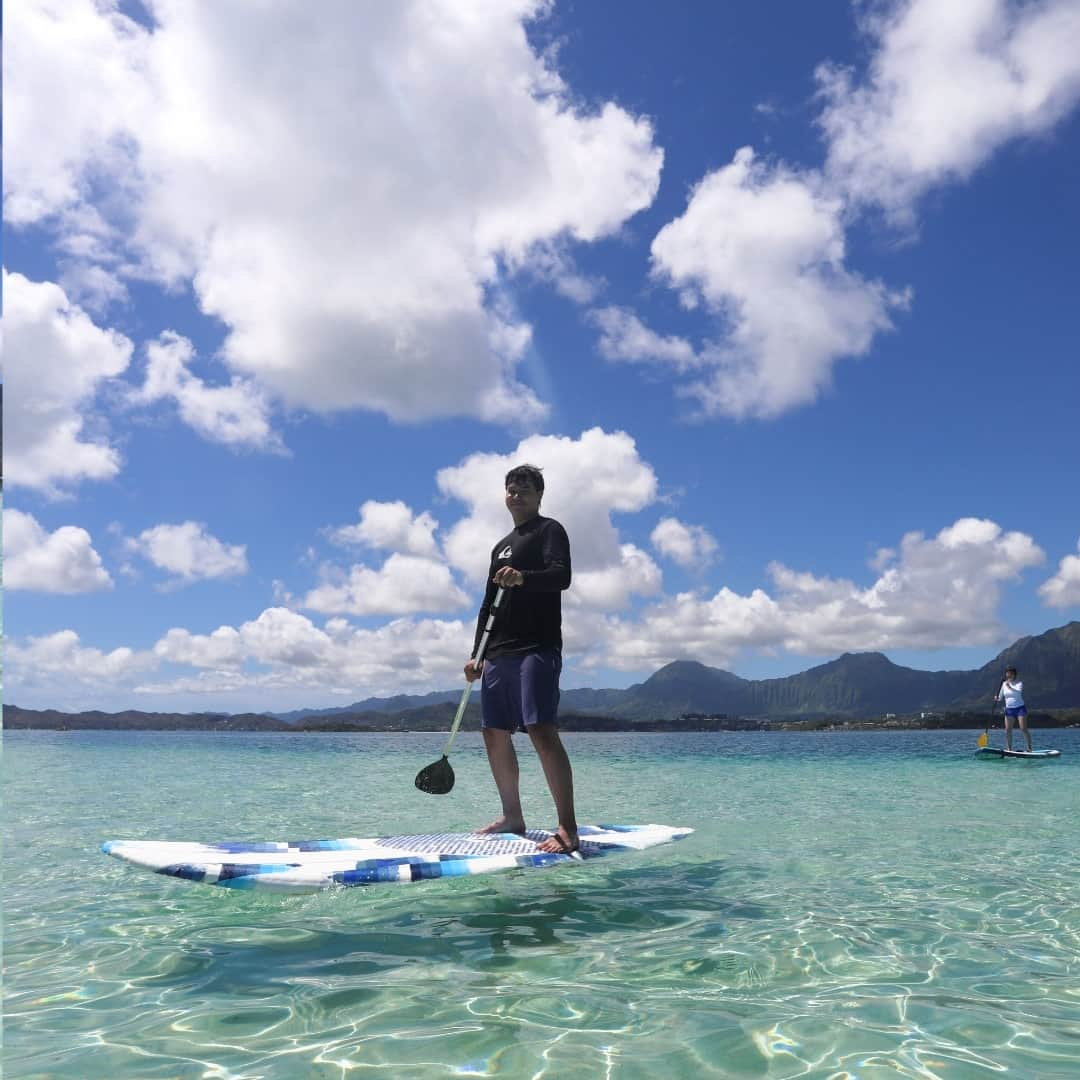 Luxury Cruise by Captain Bruceのインスタグラム：「⁠の〜んびりとSUPを楽しむには絶好のお天気☀️⁠ ⁠ こんな日は海が一段とキレイにクリアに見えます。⁠ パドルボードの上で立っても、座っても、寝転んでも、使い方はお客さま次第！⁠ ⁠ #キャプテンブルース🔹⚓🔹 #天国の海ツアー #天国の海  #ハワイ #ハワイの自然 #SUP #カネオヘサンドバー #oahu ⁠#kaneohesandbar #hawaii #ahuolaka #hawaiivacation #hawaiitours #familyfriendlytravel #kaneohesnorkeling #hawaiinature #captainbrucehawaii」