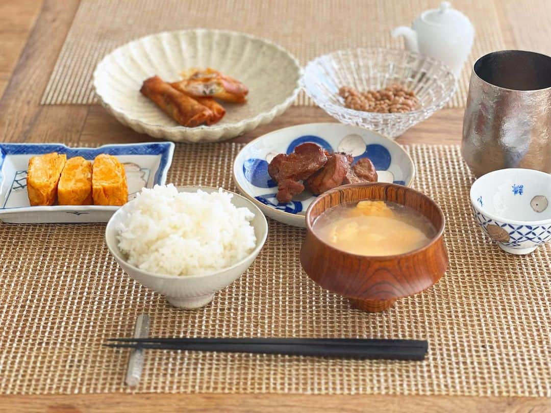 神崎恵のインスタグラム：「・ おはようございます☀ 春休みですが、息子たちは毎日お友達との予定や、学びや、仕事と朝から活動的です。 今日の朝ごはん。 みんな早起きなので、この時間にはしっかりお腹がすいています。 お魚がなかったので、 ヒレ肉を昨晩から味噌に漬け焼きました。 あとは、豚薄切りと大葉とチーズを巻いた春巻き。 春巻きは、冷蔵庫の中にあるものをいくつか入れて巻くだけで、だいたいは美味しく仕上がるので助かります。 豚ヒレは、味噌、醤油、酒、黒酢、砂糖を混ぜたものに漬けるだけ。 ここで味噌を使い切ってしまい、お味噌汁がつくれなかったので、 中華風スープにしました。 明日はやさしくお粥にしようかなぁと思います。 いい週末に🌿  #朝ごはん  #おうちごはん #神恵ごはん」