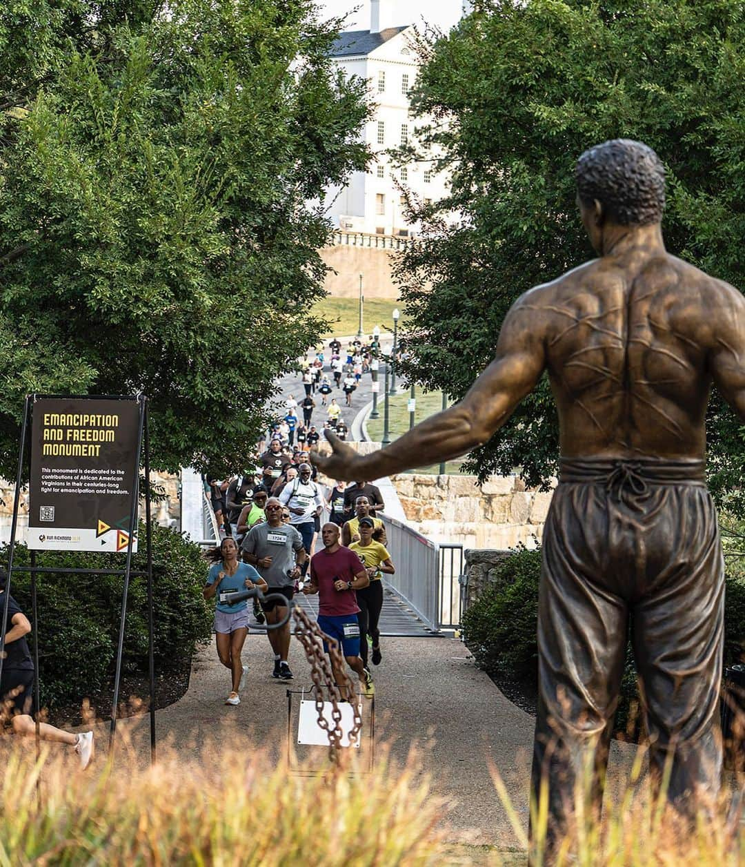 ジャイモン・フンスーさんのインスタグラム写真 - (ジャイモン・フンスーInstagram)「Join me for RUN RICHMOND 16.19 on Sep 30 in Virginia and let’s experience +400 years of a Black history together! My nonprofit, the Djimon Hounsou Foundation, is putting this annual event together in close collaboration with the Black History Museum of Virginia and Sports Backers.」4月1日 7時04分 - djimon_hounsou