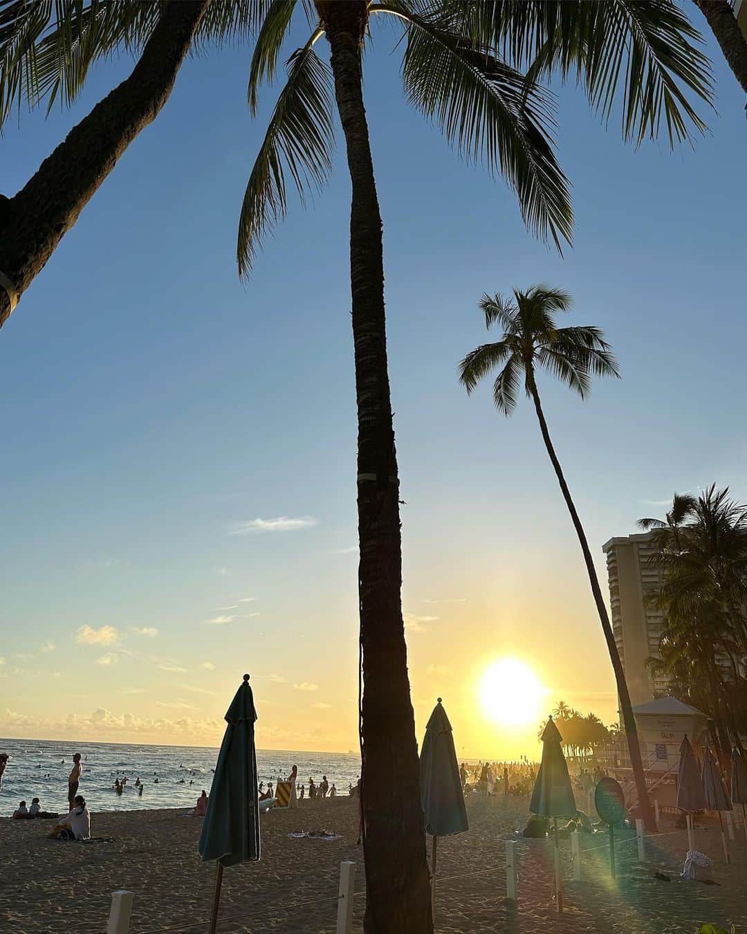 左近鈴乃さんのインスタグラム写真 - (左近鈴乃Instagram)「. Hawaii後半はMoana Surfrider🌴  poolsideから見る夕陽が毎日最高🌅🧡 ベランダからも眺めも🥺⛰✨  Halekulani のほうが雰囲気は好きやけど、 Moana SurfriderはWaikiki 中心街でどこ行くにも便利でした！  #moanasurfrider #ハワイ #ハワイ旅行」4月1日 7時07分 - suzuno_sakon