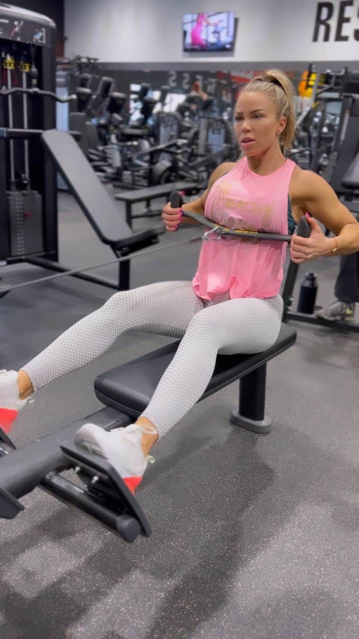Lauren Drain Kaganのインスタグラム：「Online coaching with me using my fitness app Progress by Lauren Drain! Sign up today! Fitness challenge starts April 2nd! Only few spots left! Get fit for summer! Training at @elev8tionfitness VEGAS GYM」