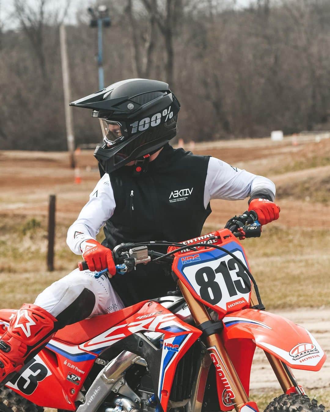 ジャスティン・ヒルズのインスタグラム：「Getting them in early this year. Stoked on a few nice days. Bike is finally getting dialed after 3 seasons of relearning. 😂 Have you ridden yet?? Photo: @sdenzlerphotography #motocross #moto #honda #crf450rwe」