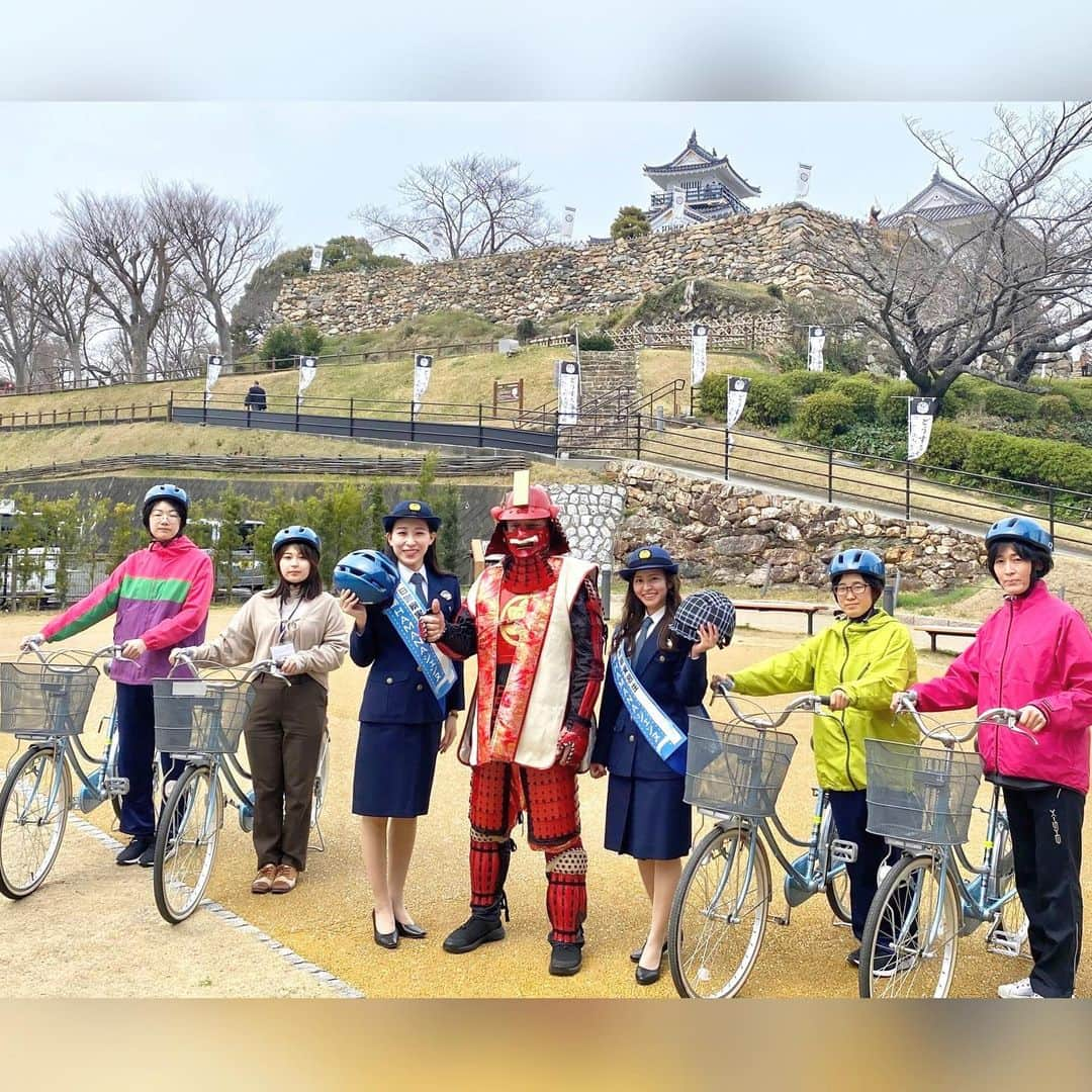 遊佐ちえみさんのインスタグラム写真 - (遊佐ちえみInstagram)「🚴‍♂️  本日から、【全ての自転車利用者】を対象に 【ヘルメットの着用が努力義務化】されます！  自転車に乗る時はヘルメット⛑を被りましょう☺️  そして、大切な命を守りましょう！  #自転車利用者の交通安全 #交通安全 #交通安全啓発 #静岡県警コラボ #静岡県警察 #浜松市 #公式YouTube #ヘルメット着用義務化 #交通事故防止 #海の湖HAMANAジェンヌ #visit浜名湖」4月1日 7時28分 - yusa_cgram