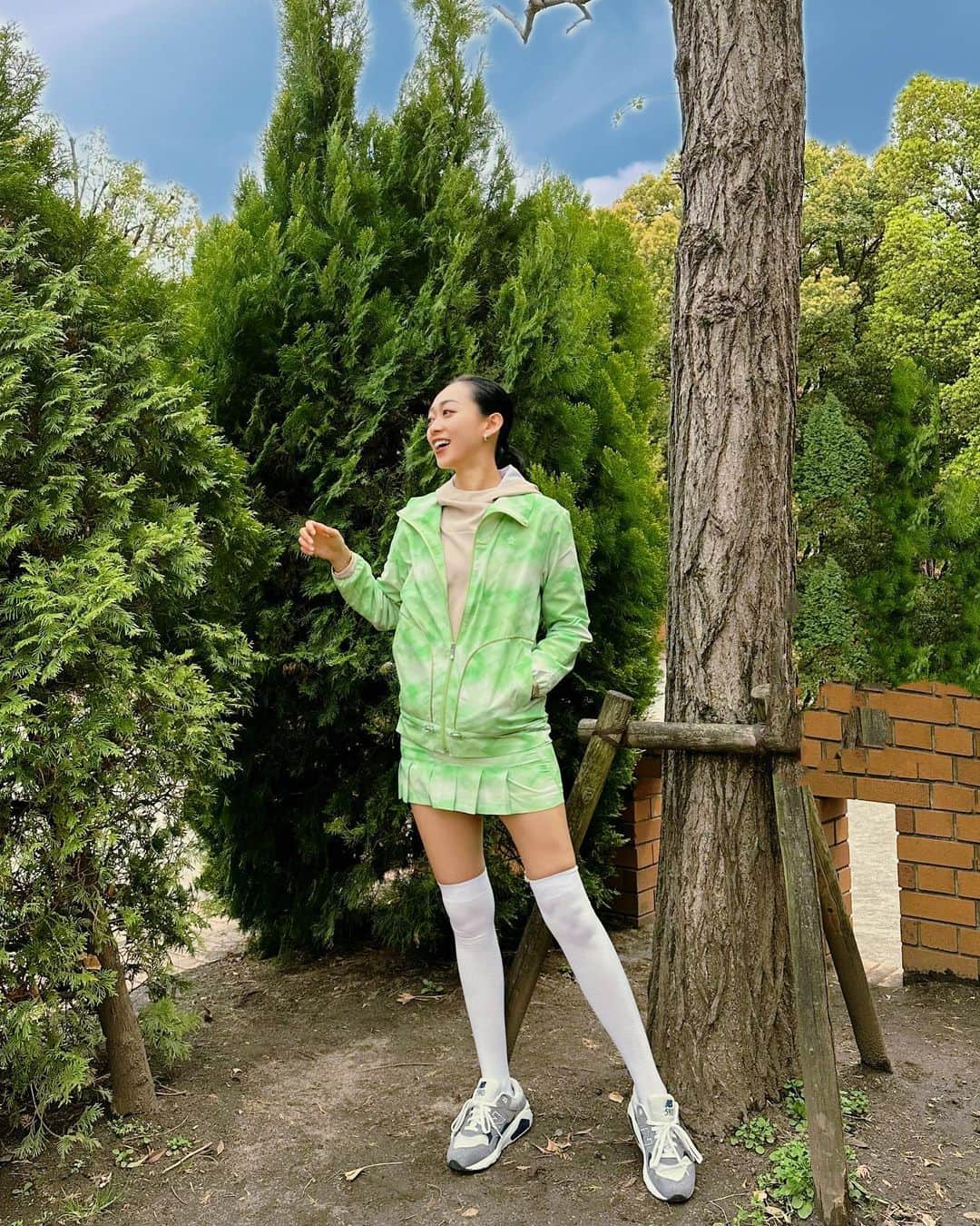 梨衣名さんのインスタグラム写真 - (梨衣名Instagram)「⛳️🏌️‍♂️ @munsingwear_jp  🐧 さあ，ゴルフ行こう〜！ #スポーツ女子   マンシングウェア2023春コレクションの「SIGN」が可愛い💚  ゴルフウェアは派手なぐらいがちょうどいい。 幾何学柄のグラデーションがお気に入り！ スカートもアシンメトリーになってて、薄手の白ハイソックスに合わせたらめちゃくちゃ可愛かった。  街中でも着れて、このままゴルフ場へGO！⛳️  『SEASON』はっ水グラデーションプリントスカート 『SEASON』ワンポイント　オーバーニーハイソックス  #Munsingwear #マンシングウェア #ゴルフウェア #ゴルフウェアコーデ #ゴルフウェアブランド #ゴルフファッション #ゴルフコーデ  #ゴルフ #ゴルフウェアレディース #レディースゴルフウェア #ゴルフ女子 #ゴルフ女子コーデ #golf #PR」4月1日 7時28分 - leena3.1415926
